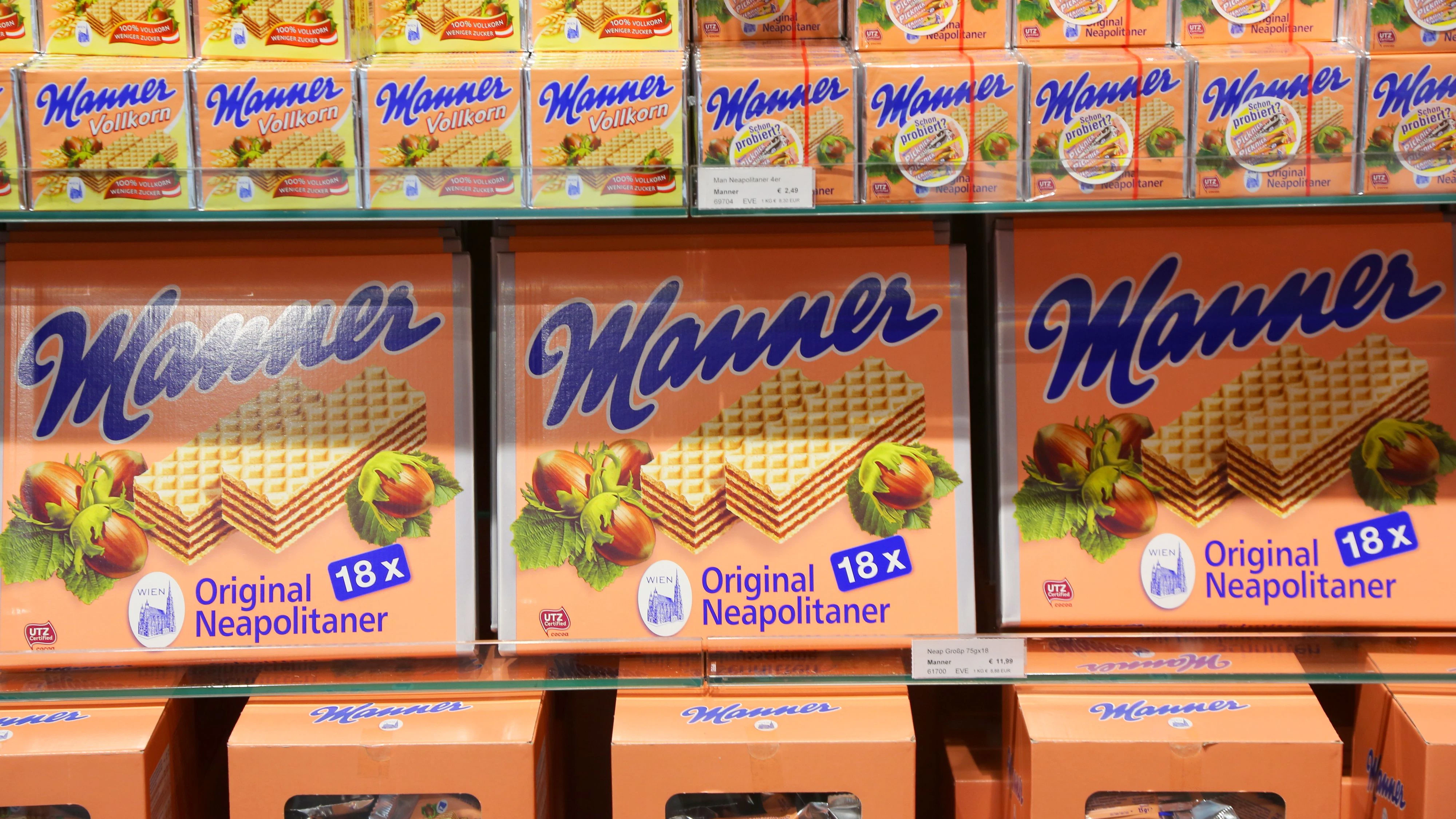 - MANNER (SUJET), der Firma Josef Manner & Comp AG (http://www.manner.com), Schau- und Verkaufsraum der Produkte, Waffeln, Manner Schnitten, Pausenschnitten, Leichtwaffeln, Volkornschnitten