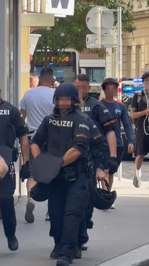 Raub in Wien: Schwerbewaffnete WEGA-Beamte und Polizei im Großeinsatz in Margareten. Laufend aktuelle Infos zum Einsatz und Ermittlungen.