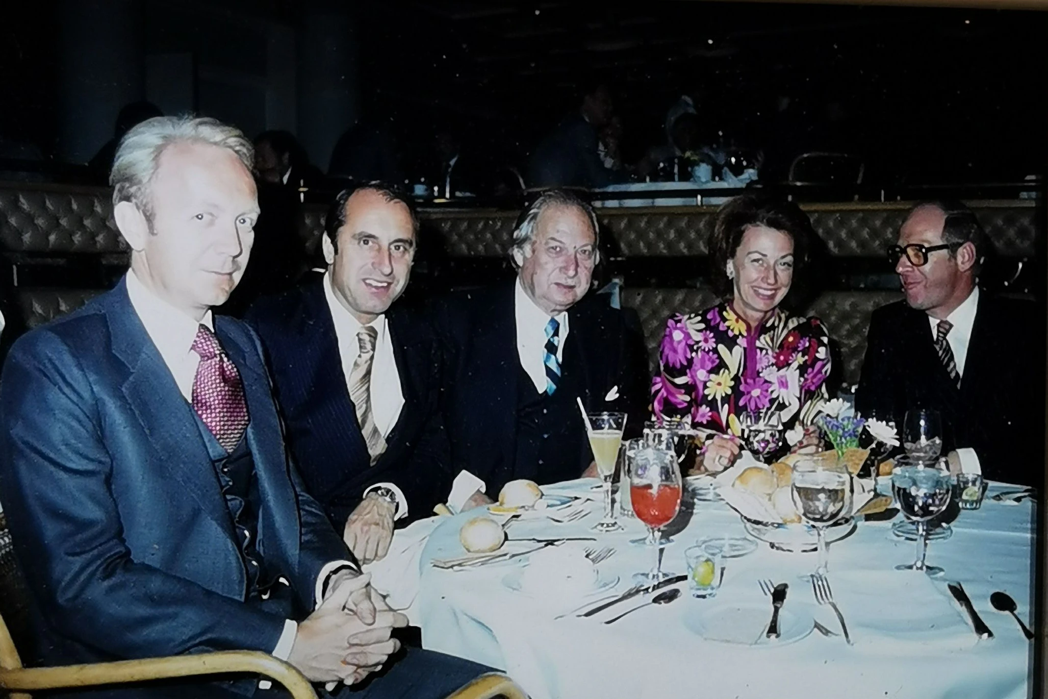 Abendessen im "Windows on the World" 1978: Kabinettschef Anton Prohaska,&nbsp;UN-Botschafter Thomas Klestil,&nbsp;Aggressionsforscher Prof. Friedrich Hacker, Edith Klestil und Außenminister Willibald Pahr (v. l.)