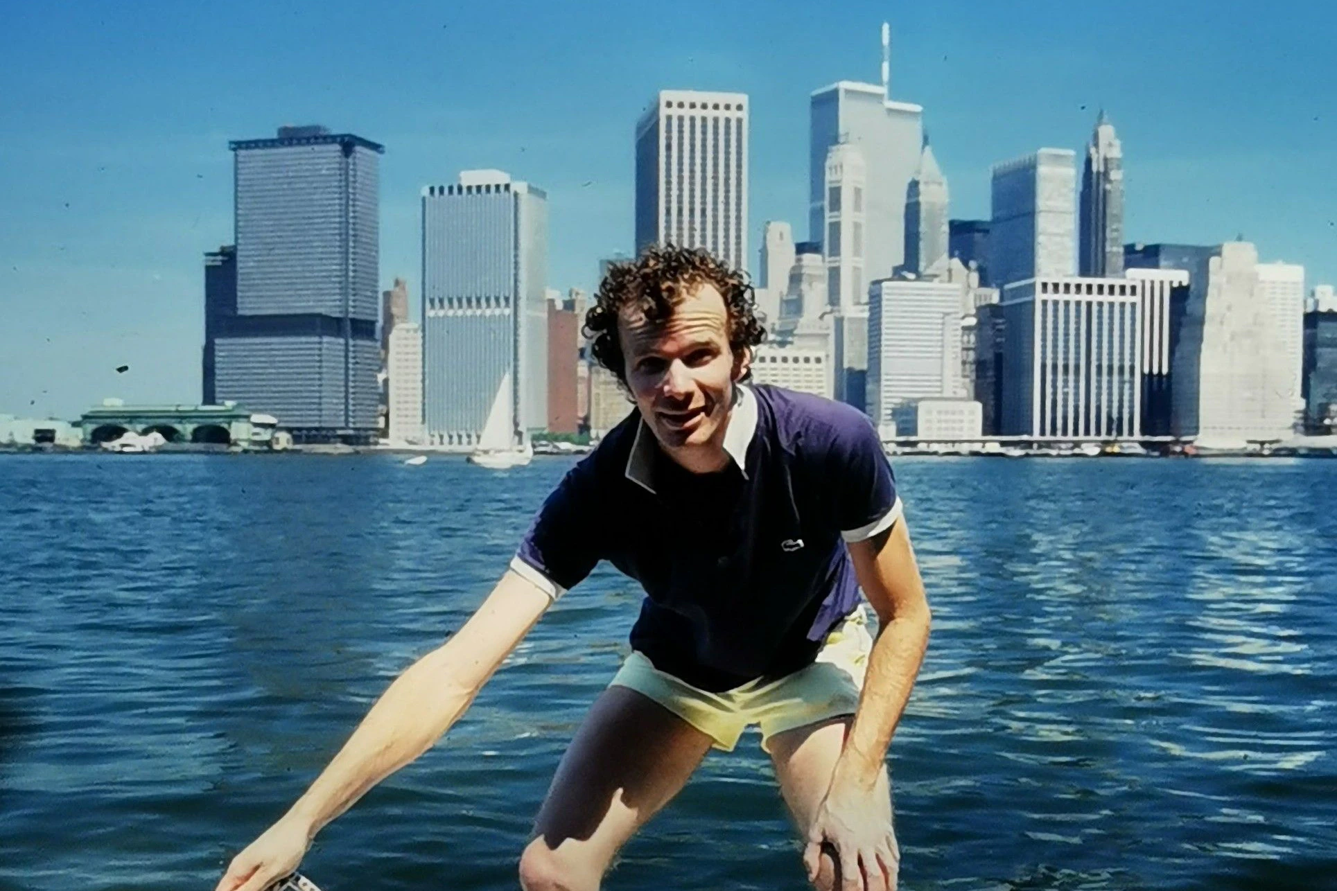 Surfstunde mit WTC als Hintergrund