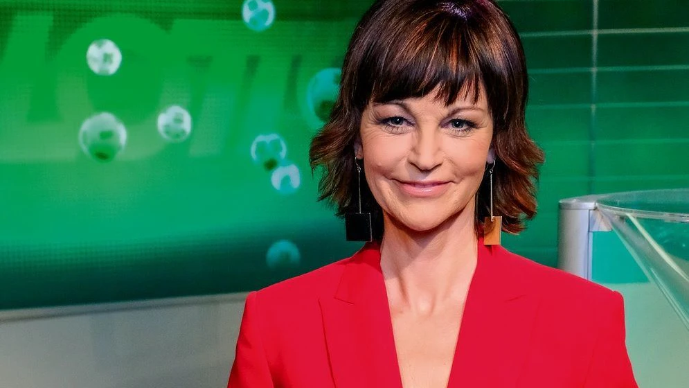 Evelyn Vysher moderiert die Ziehung.