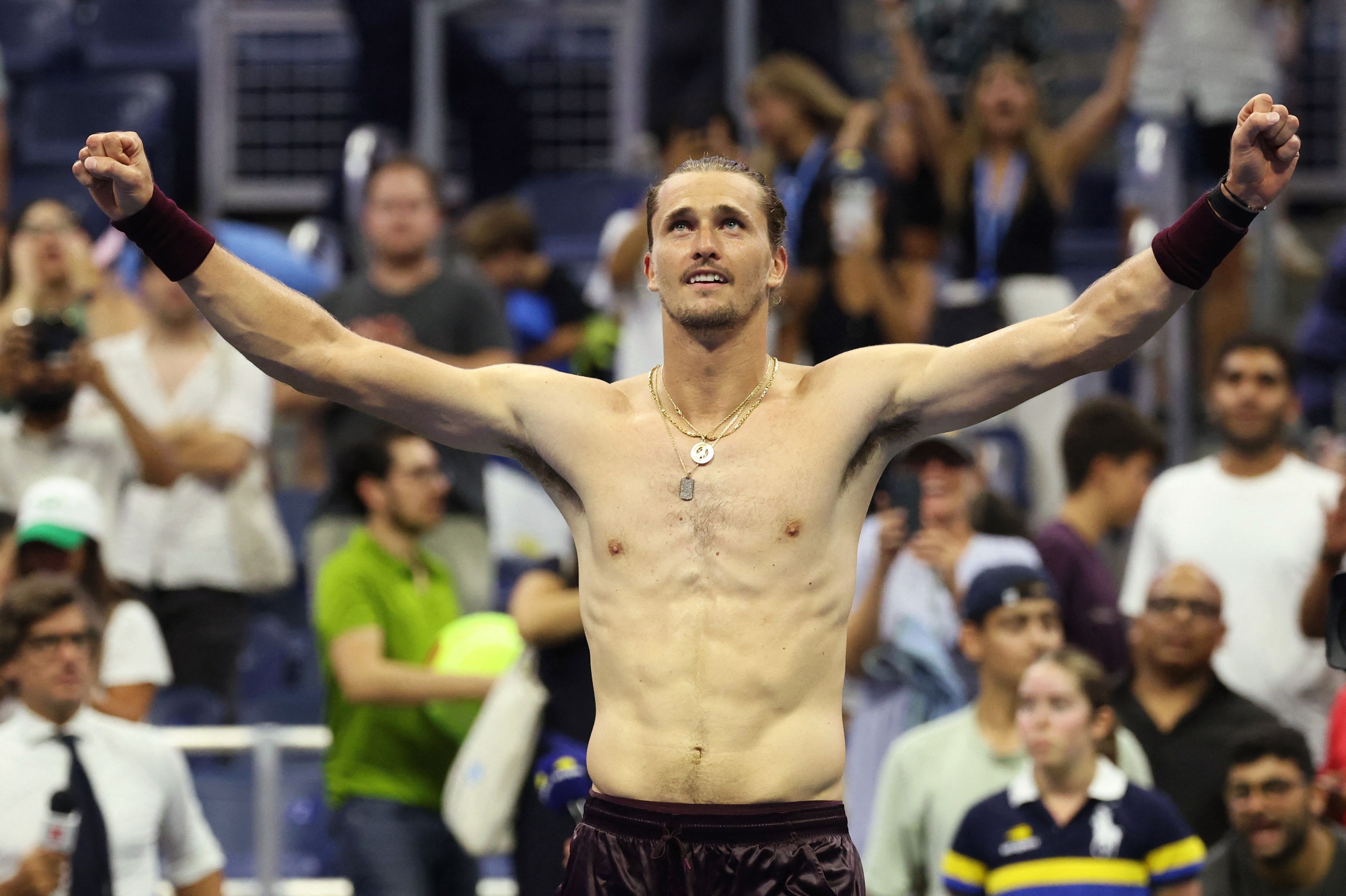 Tennis-Star Alexander Zverev zog nach dem Triumph in der Nachtschicht sein Shirt aus. 