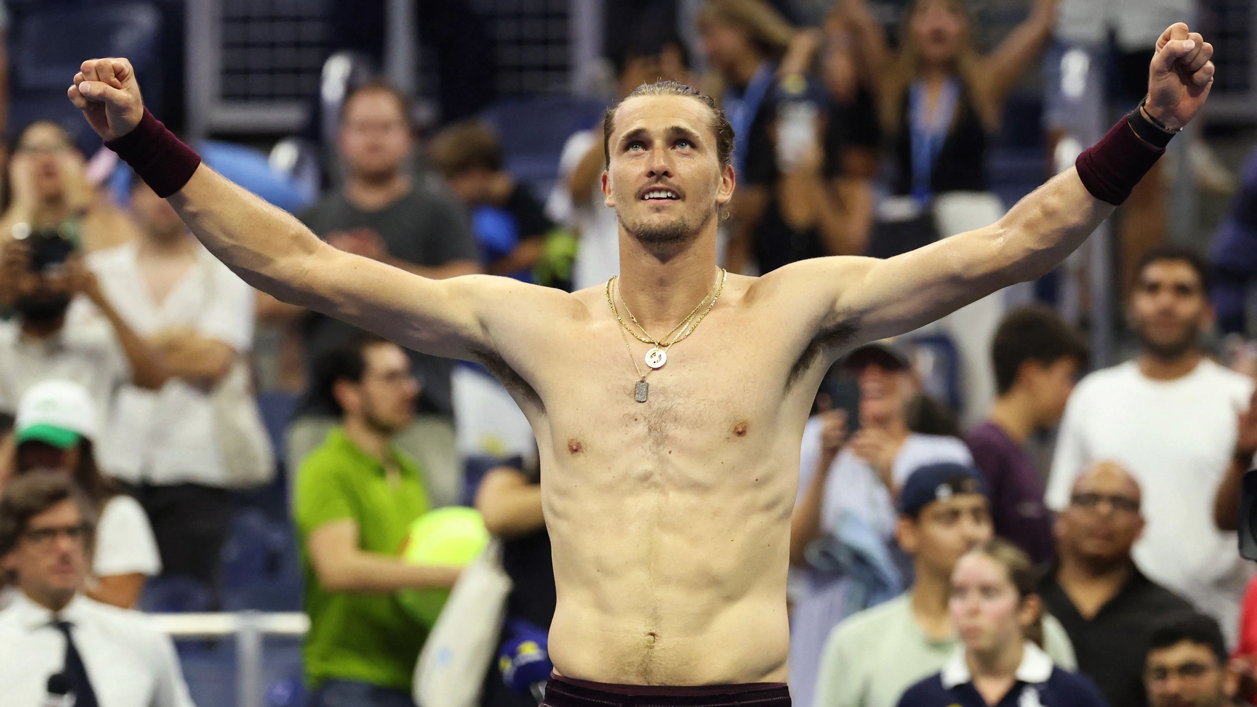 Tennis-Star Alexander Zverev zog nach dem Triumph in der Nachtschicht sein Shirt aus. 