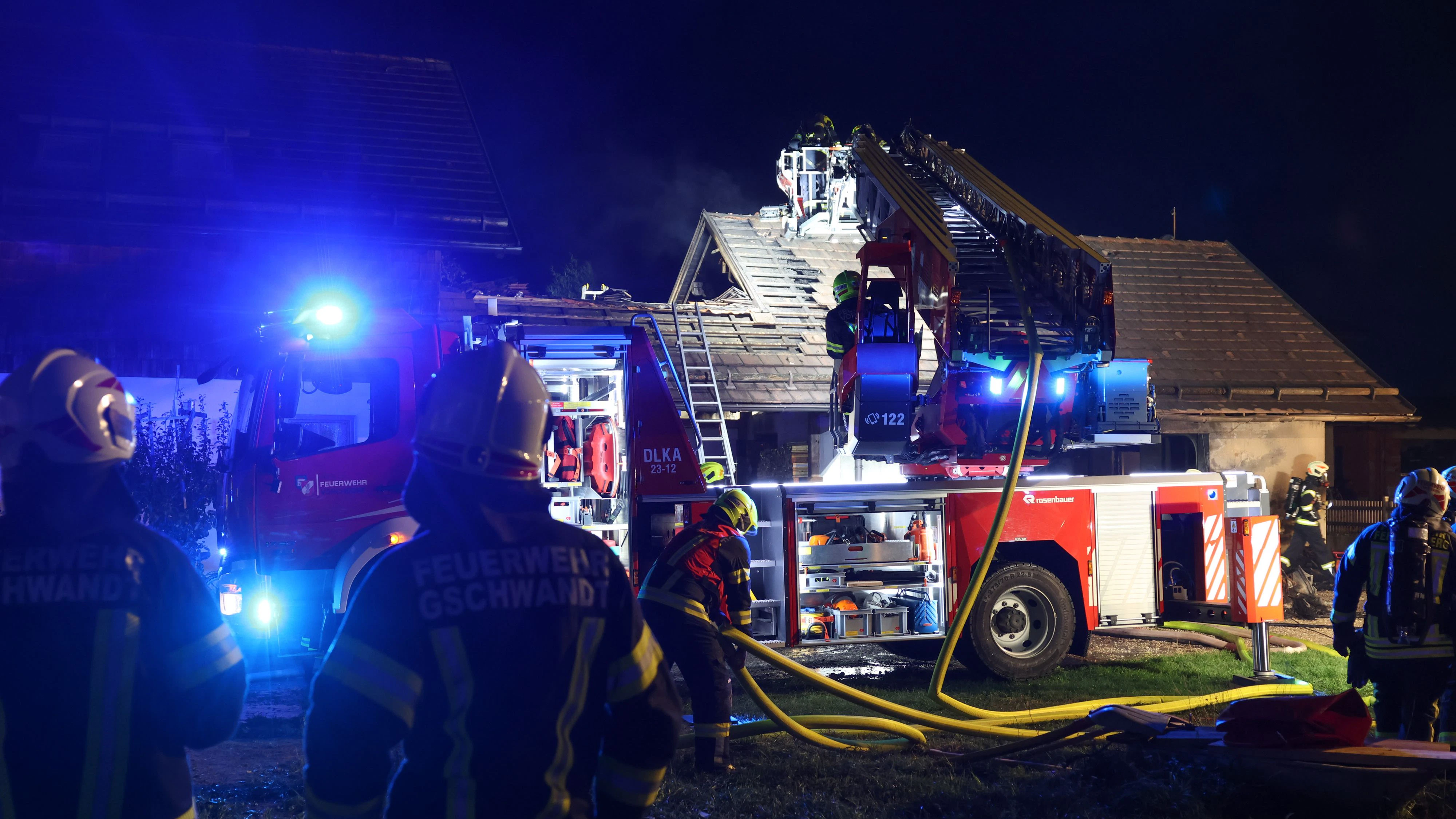Heute.at - Garage geht in Flammen auf – Autos komplett zerstört