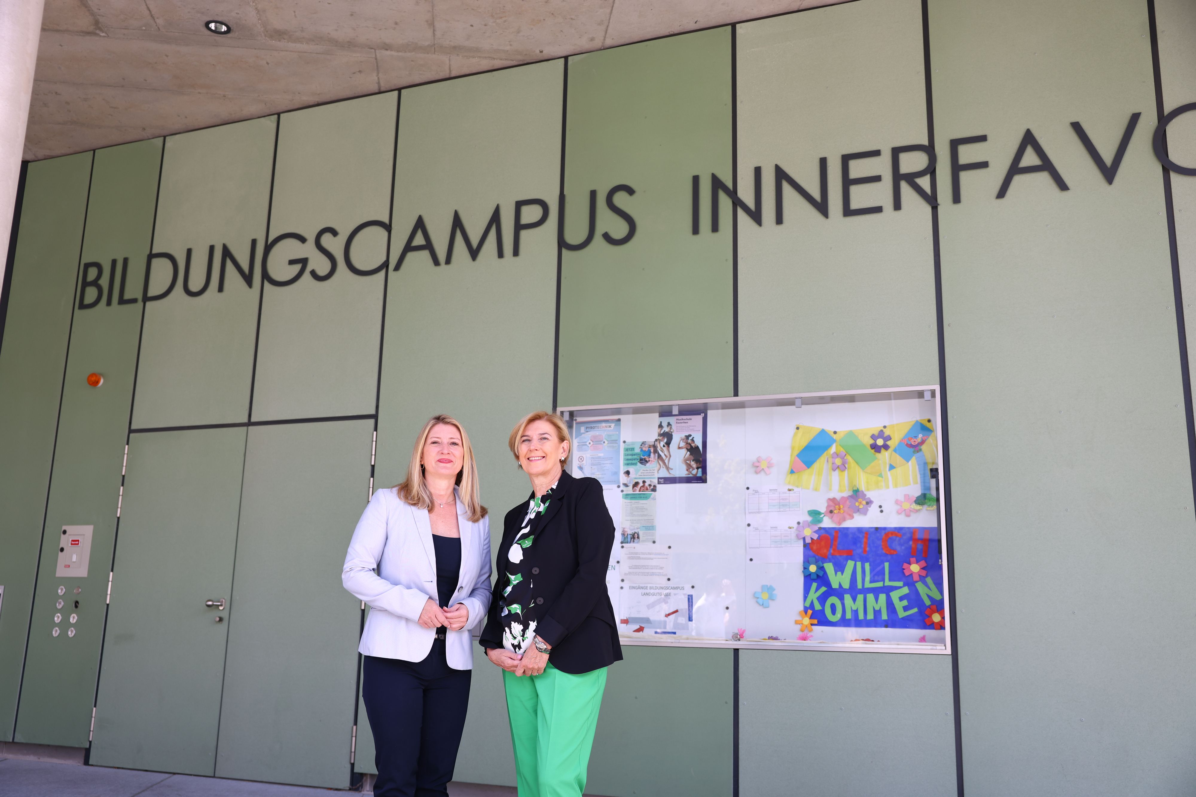 Vizebürgermeisterin und Bildungsstadträtin Bettina Emmerling und die Wiener Bildungsdirektorin Elisabeth Fuchs (v.l.) am Bildungscampus Innerfavoriten.