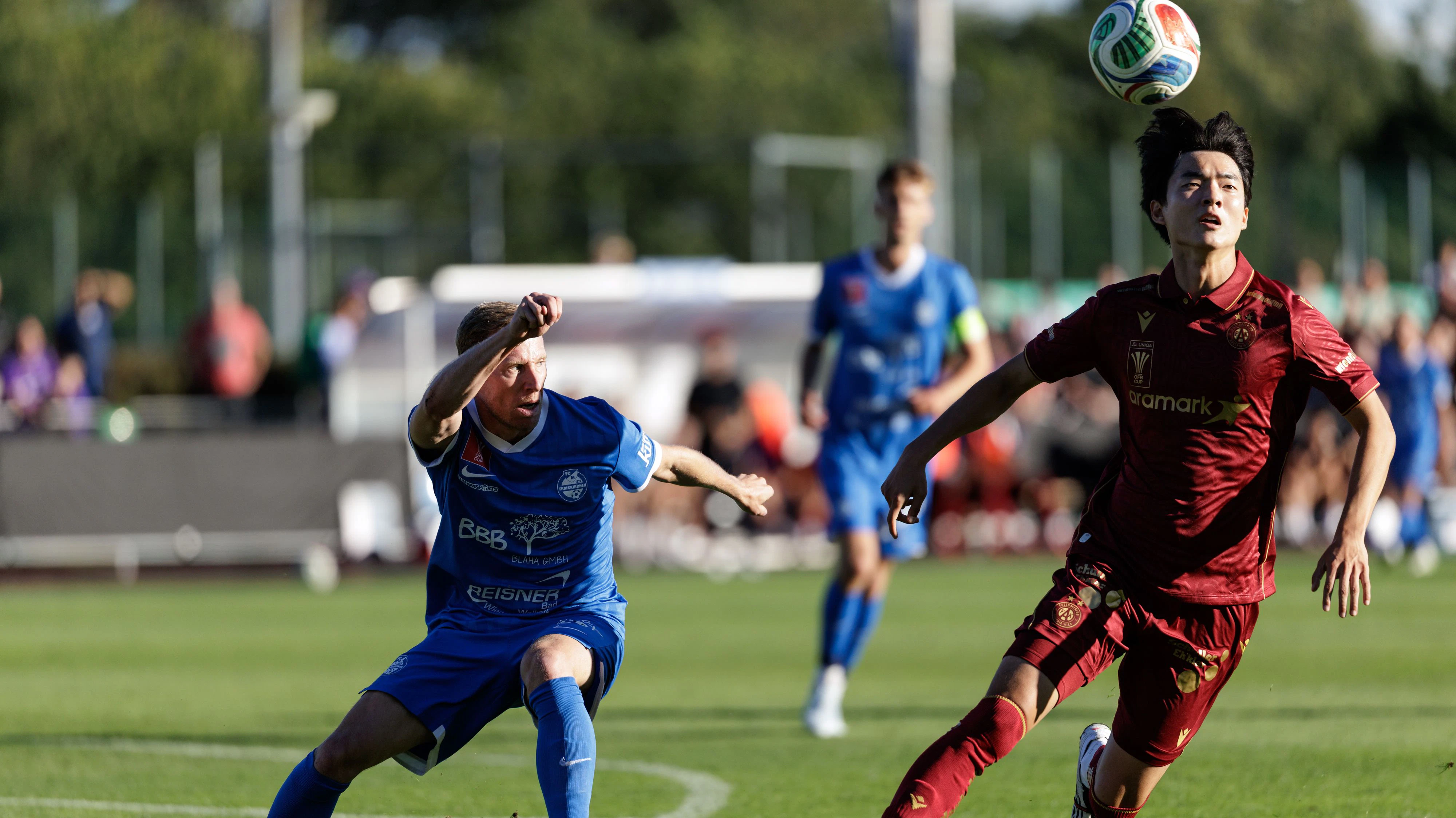 TRAISKIRCHEN,AUSTRIA,05.SEP.26 - SOCCER - UNIQA OEFB Cup, FCM Traiskirchen vs FK Austria Wien. Image shows Thomas Ebner (Traiskirchen) and Kang Hee Lee (A.Wien). Photo: GEPA pictures/ Armin Rauthner