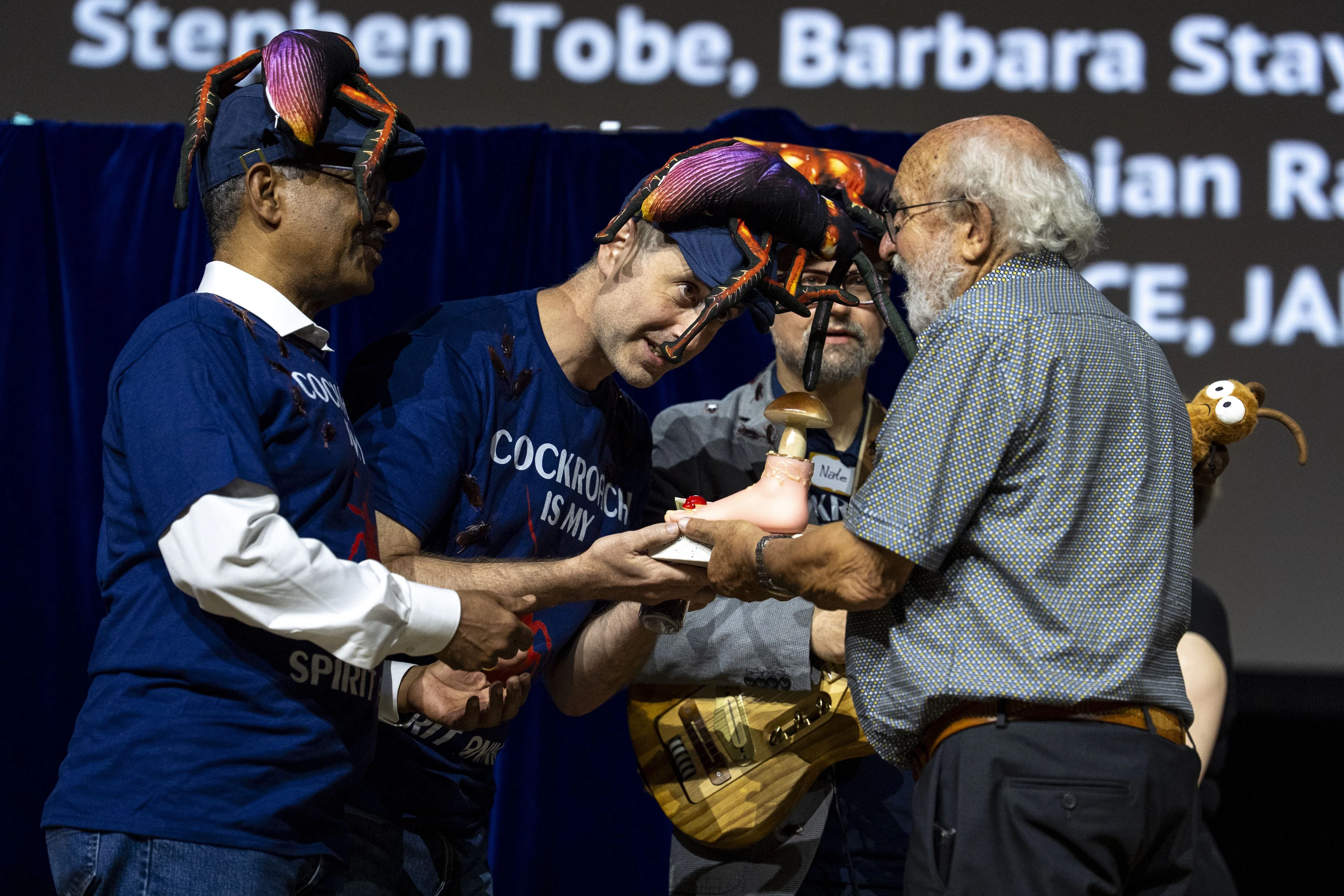 Im Bereich Chemie gewannen Subramanian Ramaswamy, Leo Chavis and Nathan P. Coussens (v. l.) den Ig-Nobel-Preis für ihre Forschung zum Thema Kakerlakenmilch
