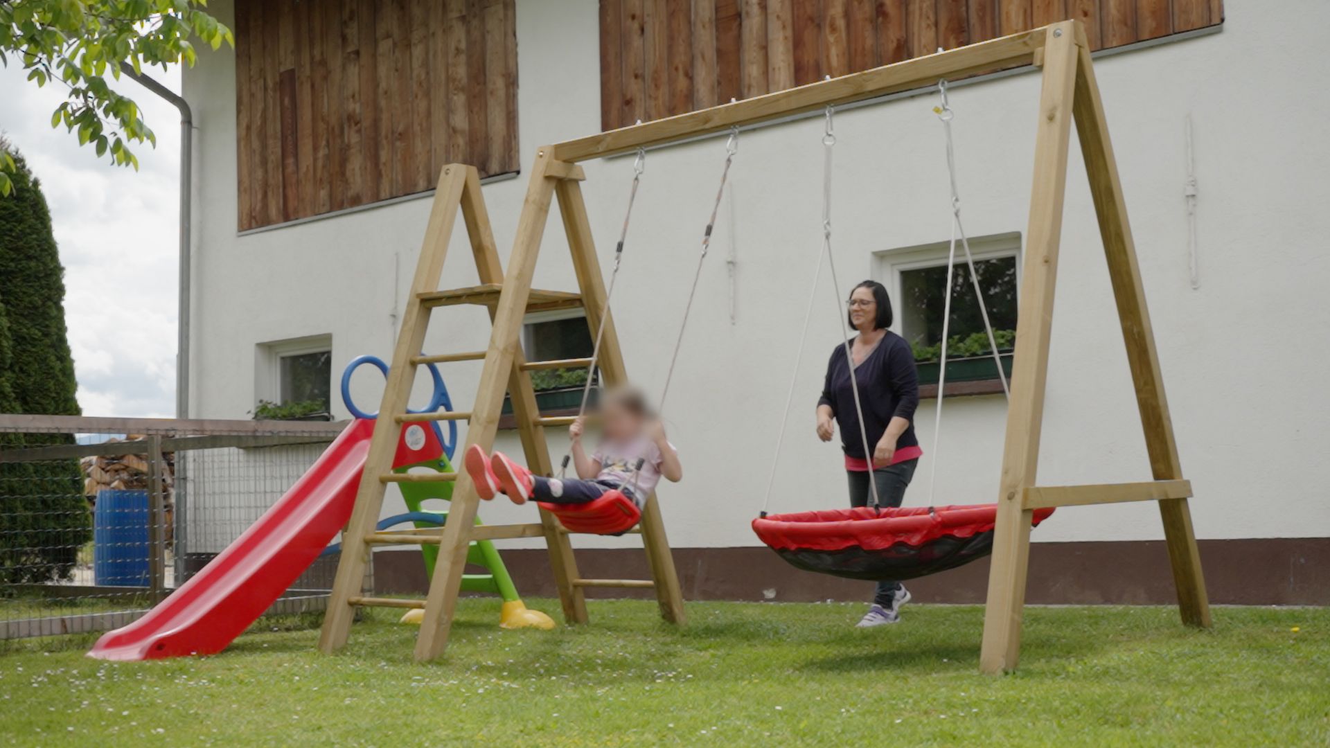 Daniela und Davina (links) kämpfen um ihr Erbe und ihr zu Hause.