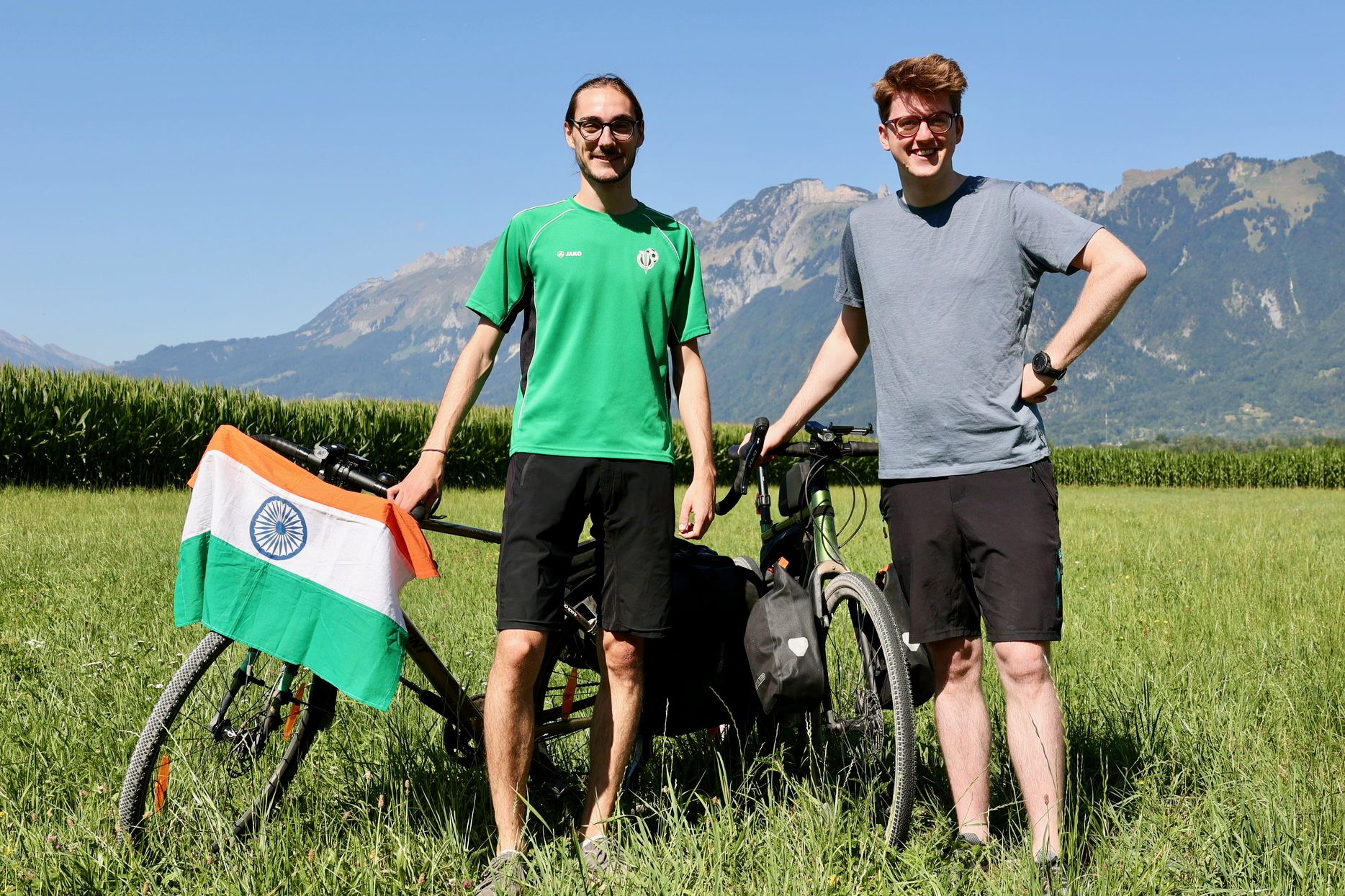 Jojo und Sammy (rechts) radeln von Vorarlberg bis nach Indien.