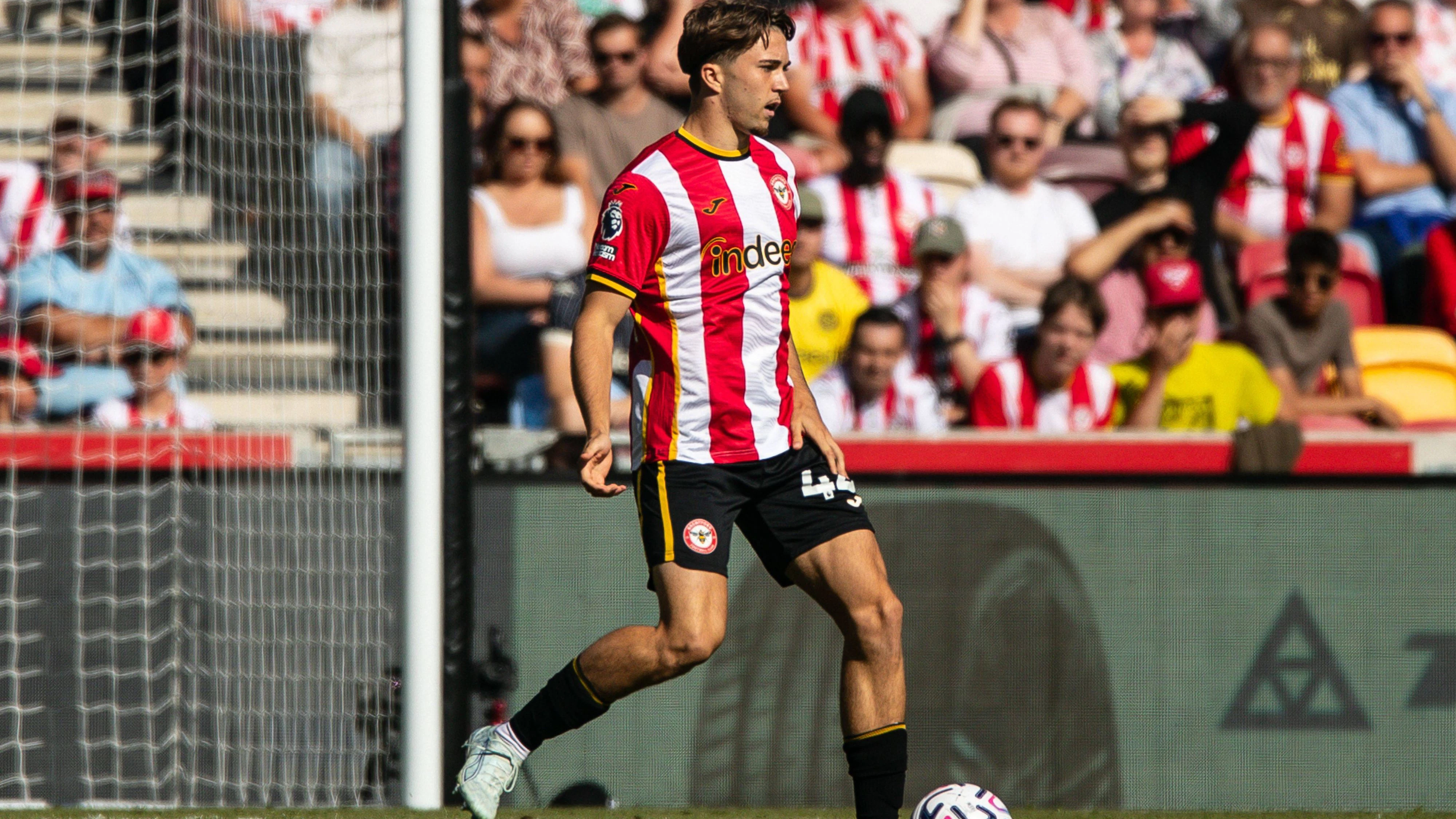 Jannik Schuster of Brentford on the ball Brentford v Sunderland, Premier League Football, Football, Gtech Community Stadium, London, UK - 05 Sep 2026London Gtech Community Stadium United Kingdom EDITORIAL USE ONLY No use with unauthorised audio, video, data, fixture lists, club/league logos or live services. Online in-match use limited to 120 images, no video emulation. No use in betting, games or single club/league/player publications. PUBLICATIONxINxGERxSUIxAUTxHUNxGRExMLTxCYPxROUxBULxUAExKSAxCHNxDENxINDxITAxPORxESPxSWExTURxMEXxCOLxVENxPERxECUxBRAxARGxCHIxURUxPARxPANxONLY Copyright: xSeanxTroup/Shutterstockx 17134971ai