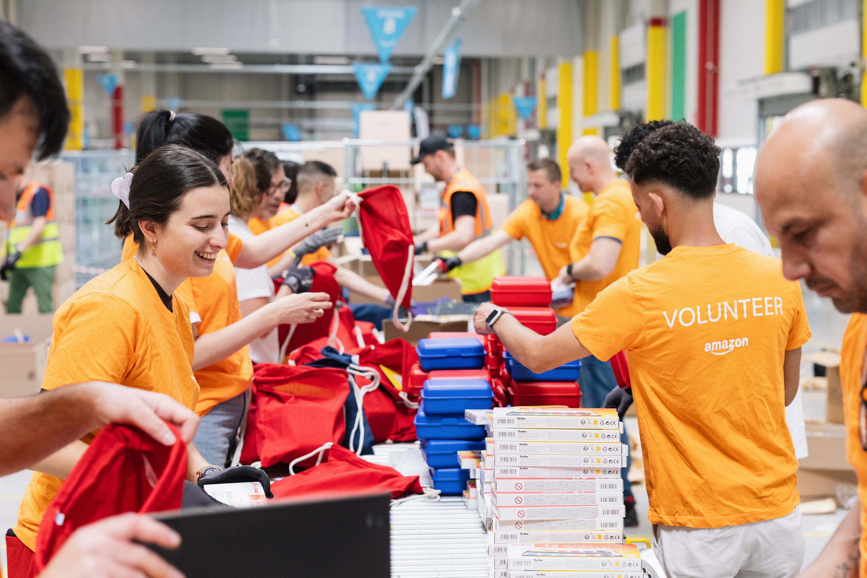 1.200 Kinder durften sich über Schulbeutel freuen.