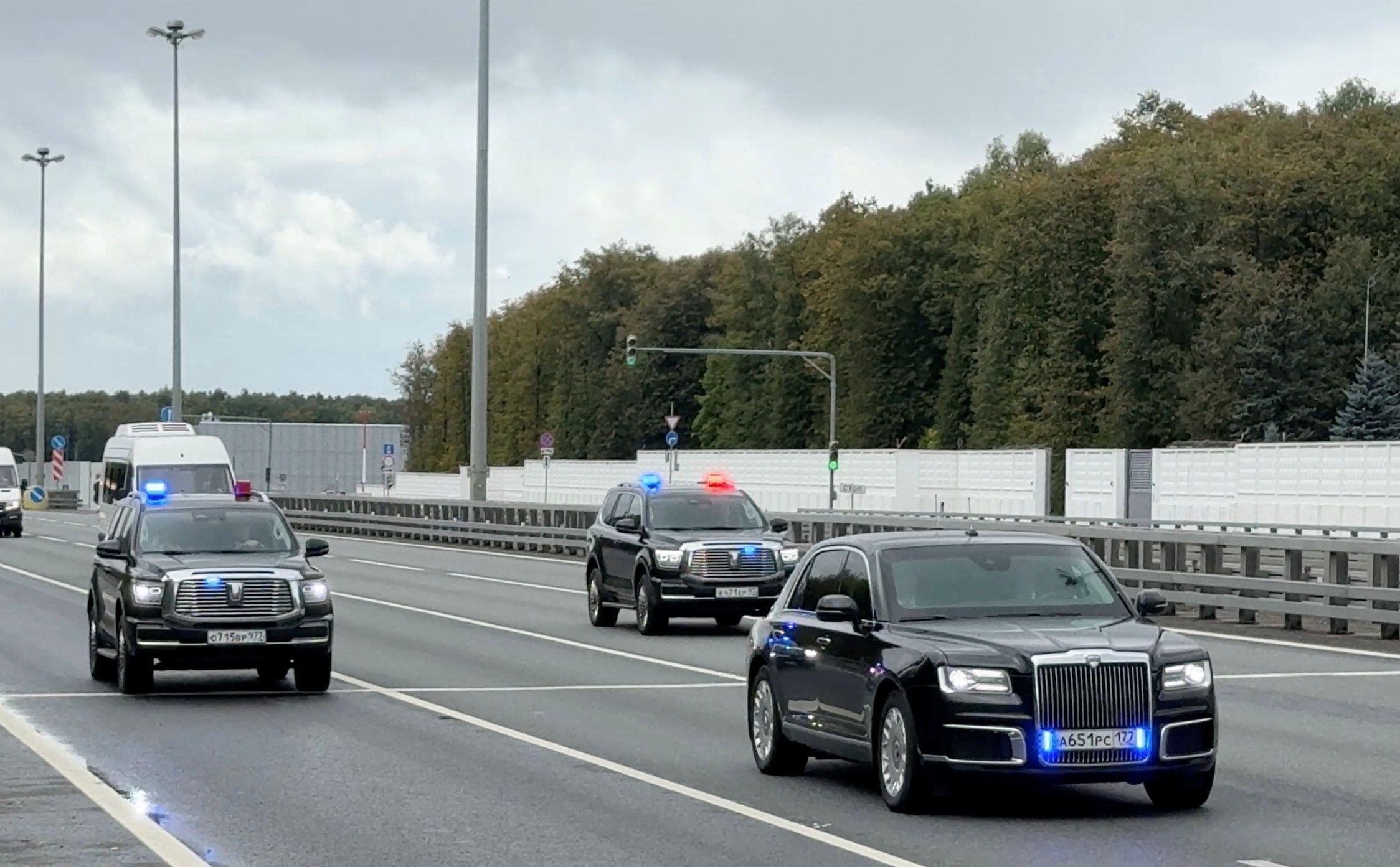 Eine Autokolonne, in der vermutlich US-Beamte, darunter der Sonderbeauftragte von Präsident Donald Trump, Steve Witkoff, und dessen Schwiegersohn Jared Kushner, mitfuhren, verlässt am 5. September 2026 den internationalen Flughafen Vnukovo in Moskau, Russland. 