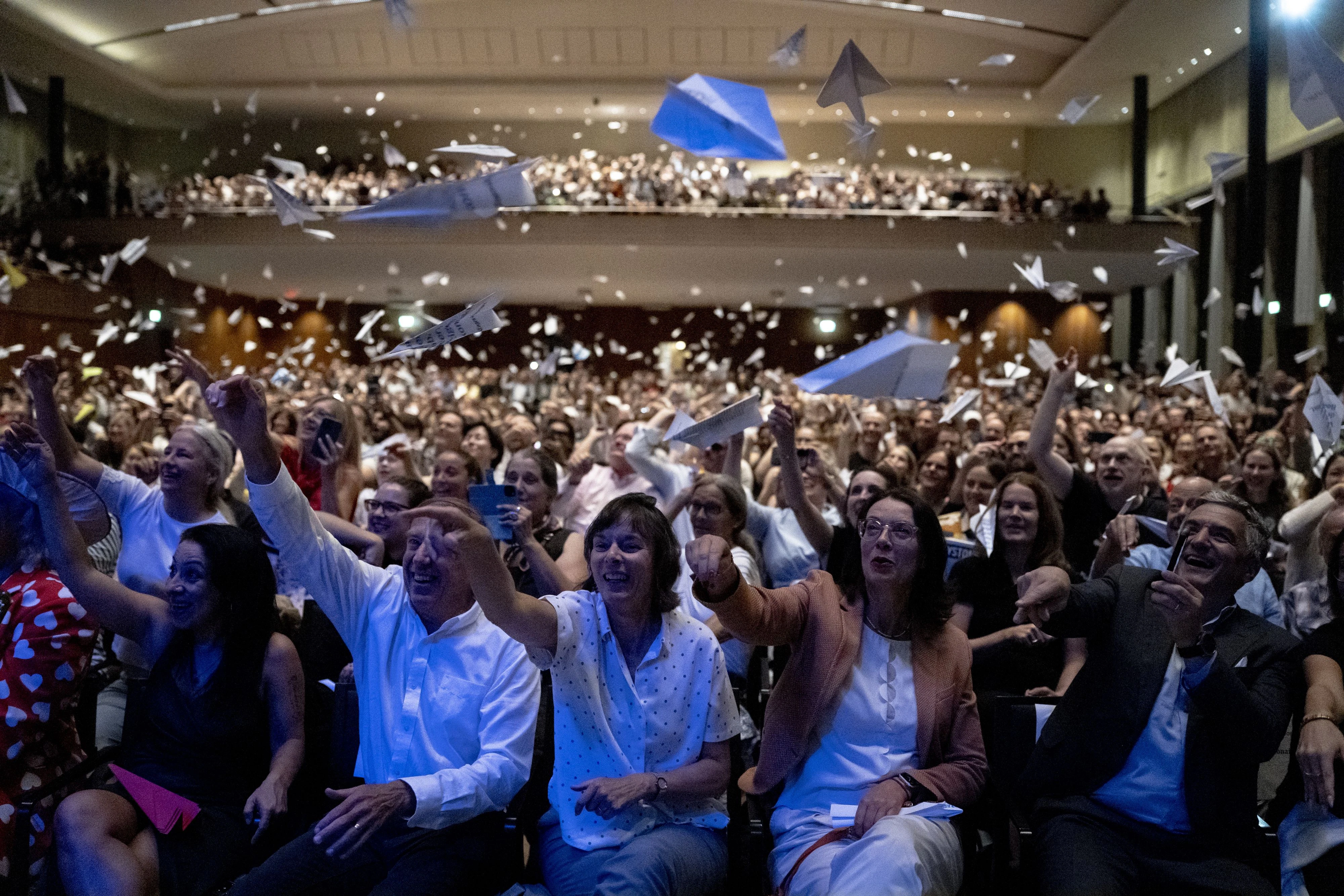 Das Publikum im Zurich Convention Center war auch heuer durchwegs vom Fach und mit Begeisterung dabei. Zur Huldigung gibt es Papierflieger für die Preisträger