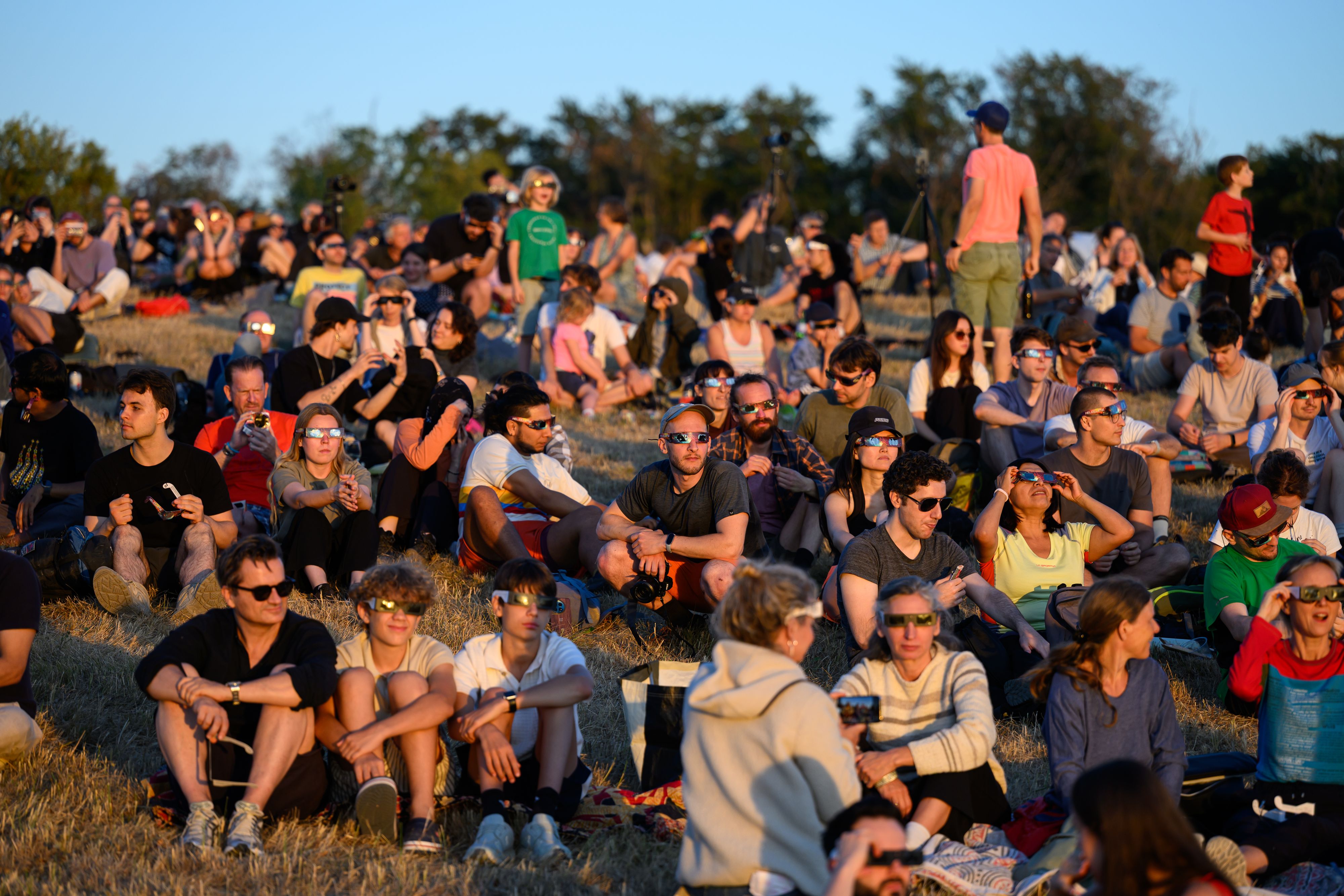 Die partielle Sonnenfinsternis am 12. August 2026 zog massenhaft Besucher auf die Sophienalpe in Wien-Penzing. Parkplatz-Chaos inklusive.