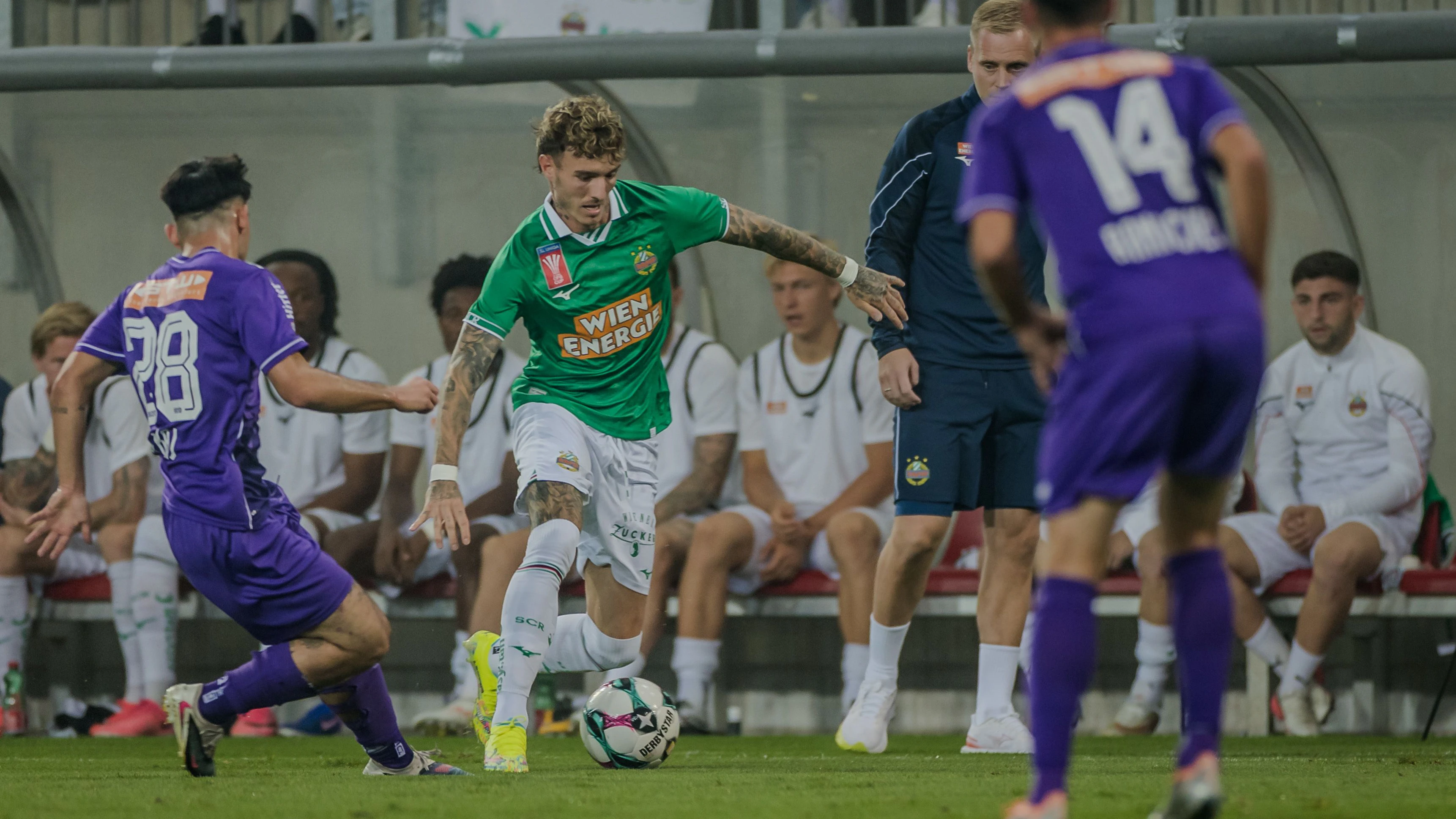 KLAGENFURT,AUSTRIA,05.SEP.26 - SOCCER - UNIQA OEFB Cup, SK Austria Klagenfurt vs SK Rapid Wien. Image shows Mateo Lekaj (A.Klagenfurt), Bendeguz Bence Bolla, head coach Johannes Thorup (Rapid) and Alexander Ranacher (A.Klagenfurt).   Photo: GEPA pictures/ Matthias Trinkl