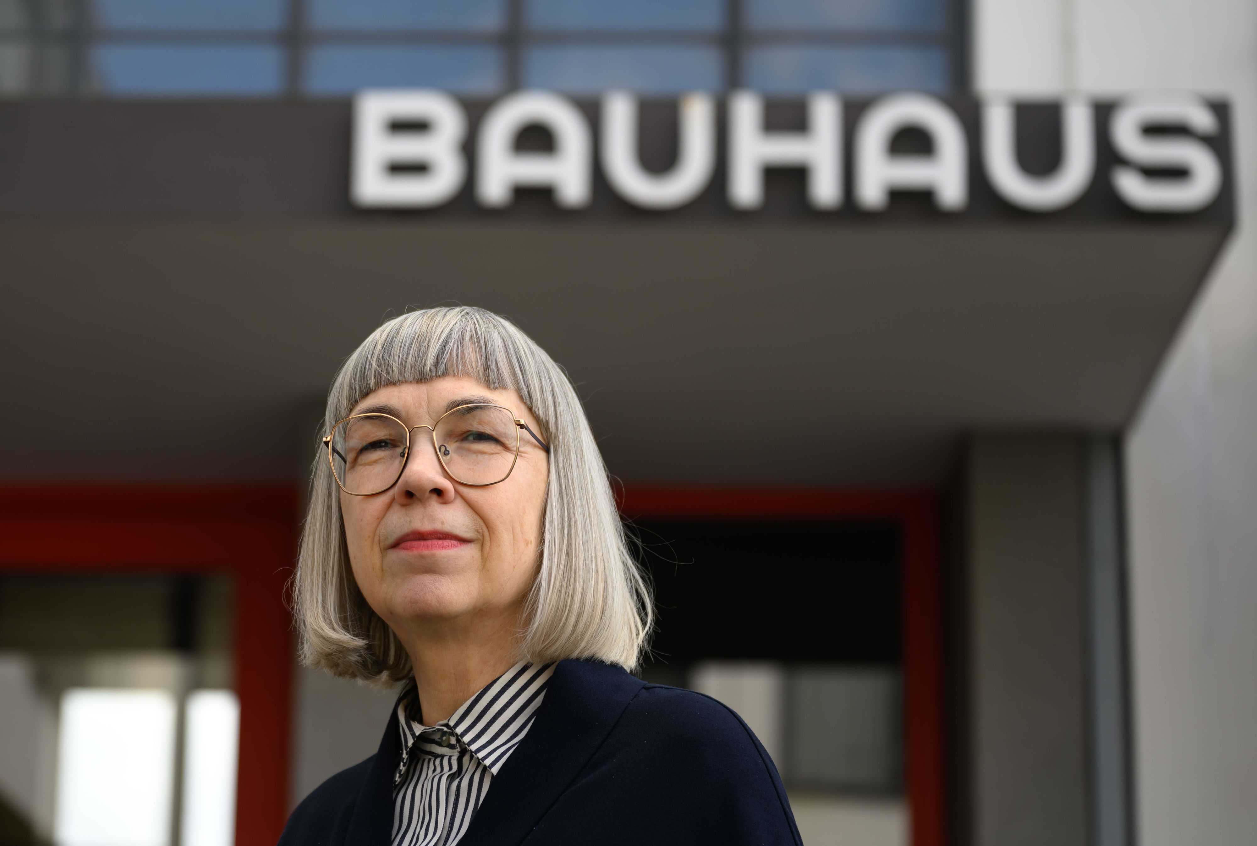 Barbara Steiner, Direktorin der Stiftung Bauhaus Dessau, steht vor dem Bauhaus-Gebäude in Dessau-Roßlau im Rahmen der Feierlichkeiten zum 100. Jubiläum. Die Jubiläumsausstellungen 