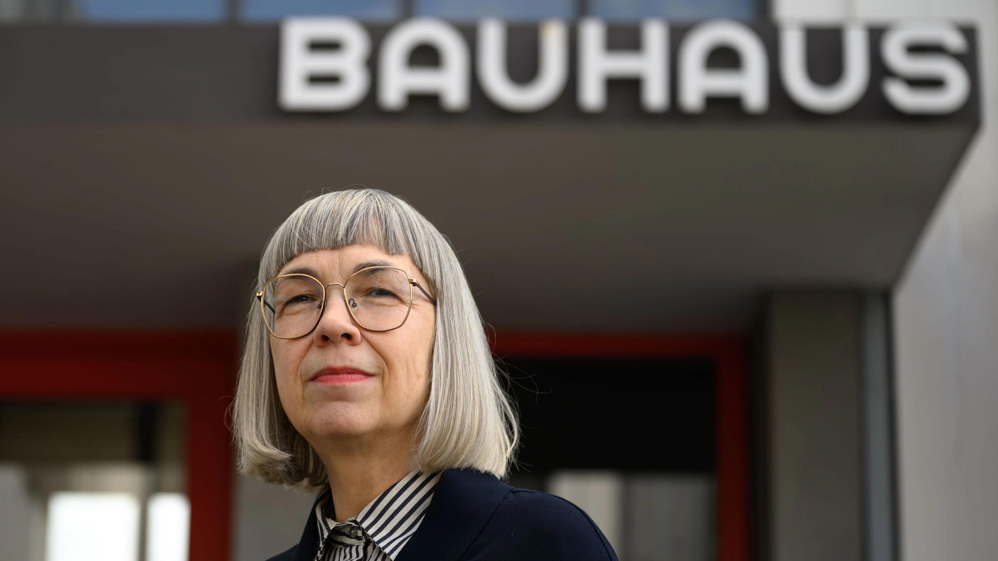 Barbara Steiner, Direktorin der Stiftung Bauhaus Dessau, steht vor dem Bauhaus-Gebäude in Dessau-Roßlau im Rahmen der Feierlichkeiten zum 100. Jubiläum. Die Jubiläumsausstellungen "Glas, Beton, Metall" und "Algen, Bauschutt, CO2" konzentrieren sich auf die Substanzen und Materialien, aus denen das Bauhaus-Gebäude besteht, sowie auf alternative Bauweisen.