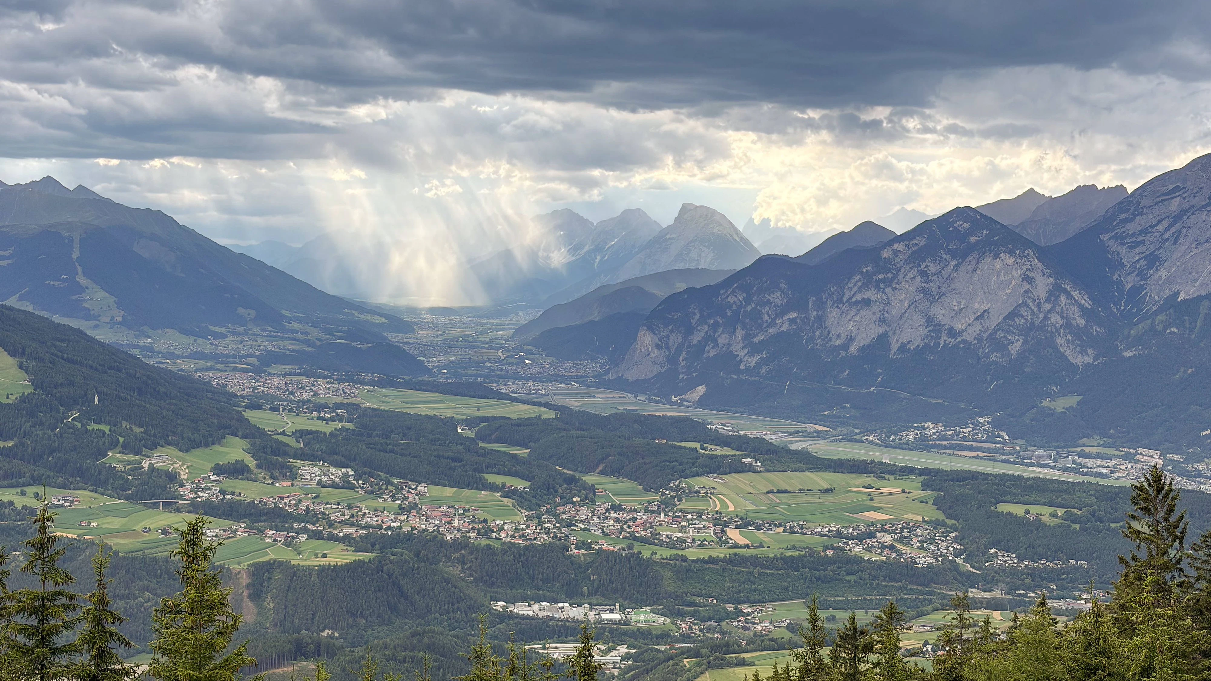 Dunkle Cumulus-Wolken im oberen Inntal. Archivbild