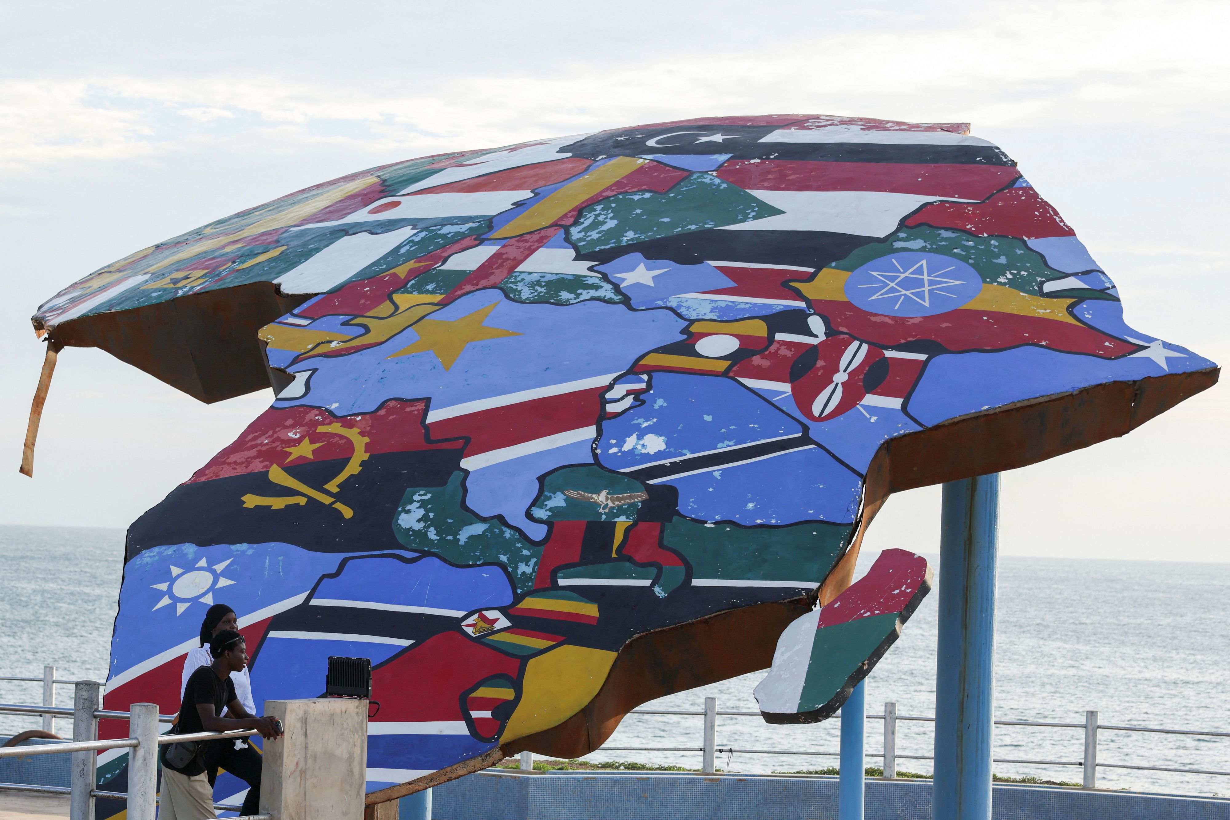 Eine Skulptur des afrikanischen Kontinents, die mit den Flaggen afrikanischer Staaten bemalt ist, auf der Place du Souvenir Africain in Dakar, Senegal, am 3. September 2026.