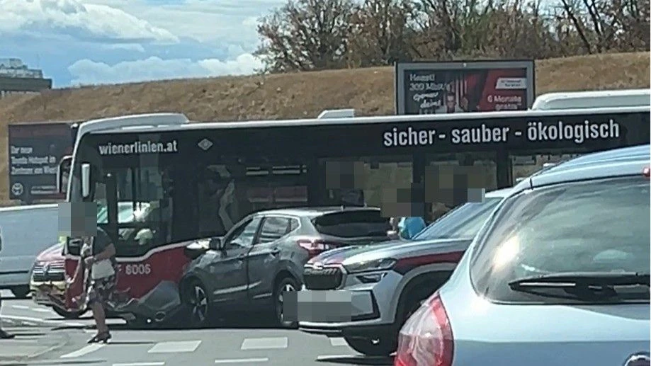 Heftiger Crash mit Bus in Favoriten! Fünf Verletzte