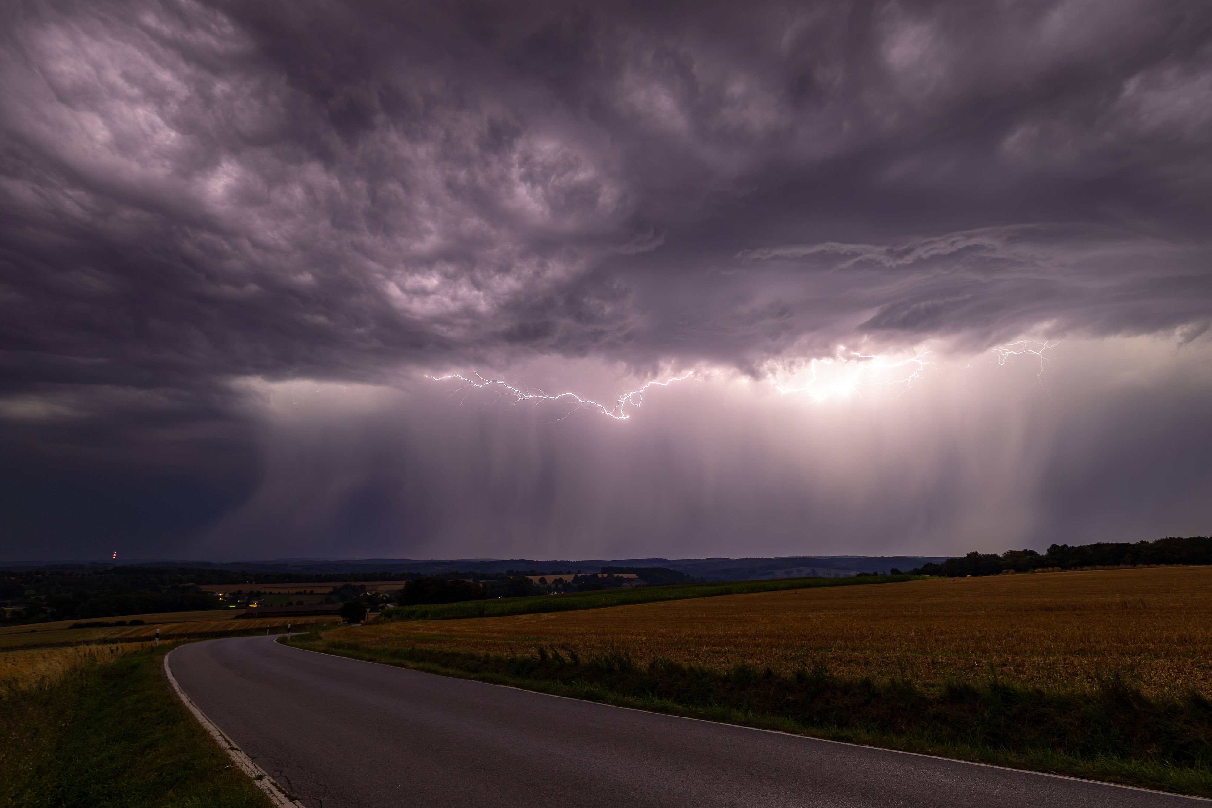 Heute.at - Kräftige Schauer und Gewitter wüten in Österreich
