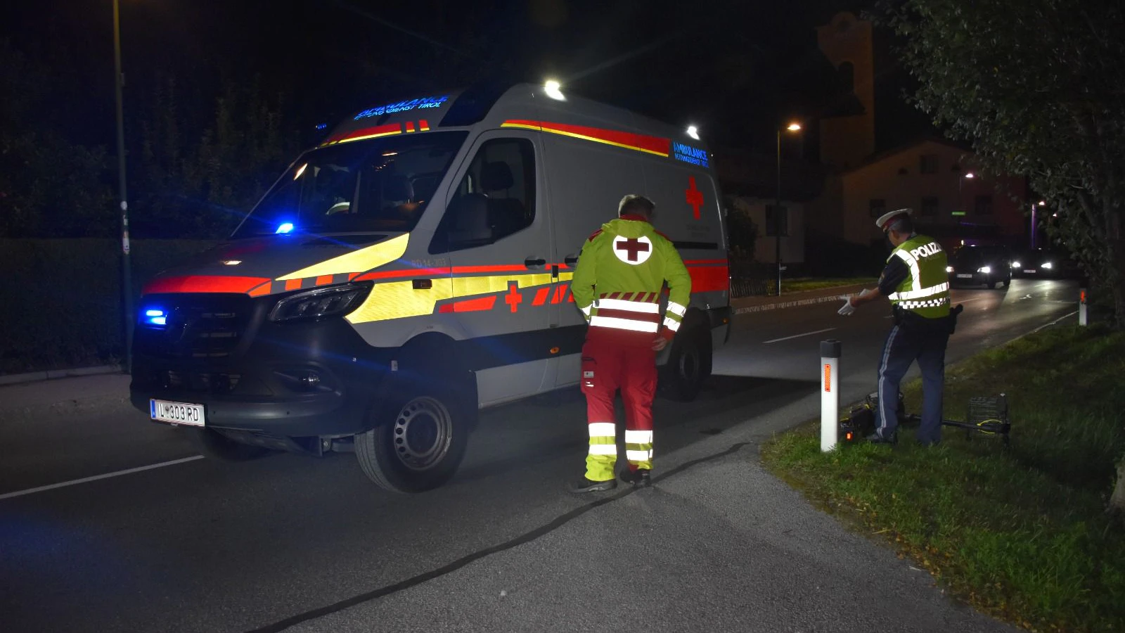 Heute.at - Mann bleibt nach Crash mit E-Scooter auf Straße liegen