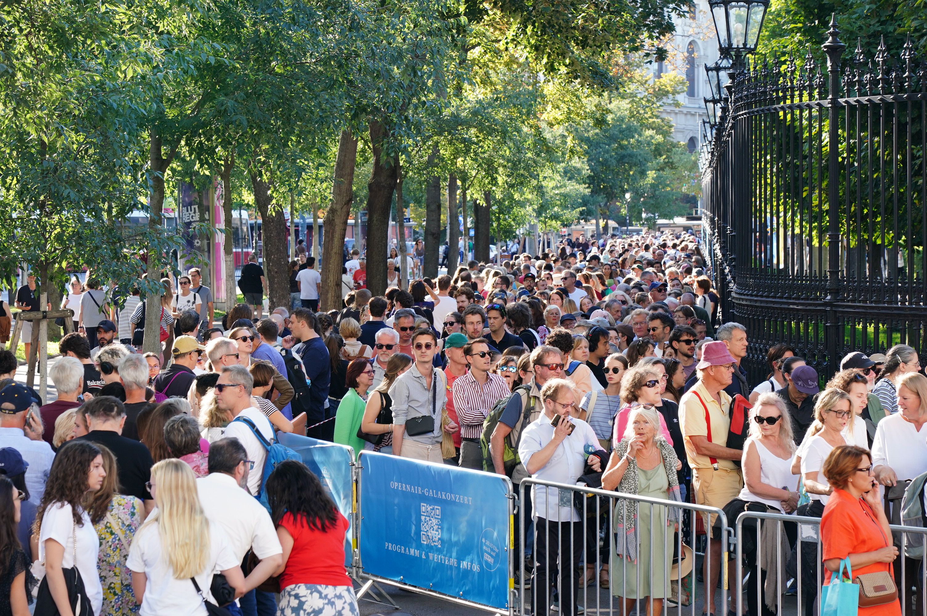 Lange Schlange vor dem Wiener Burggarten: Alle wollen zum Gratis Open-Air. 