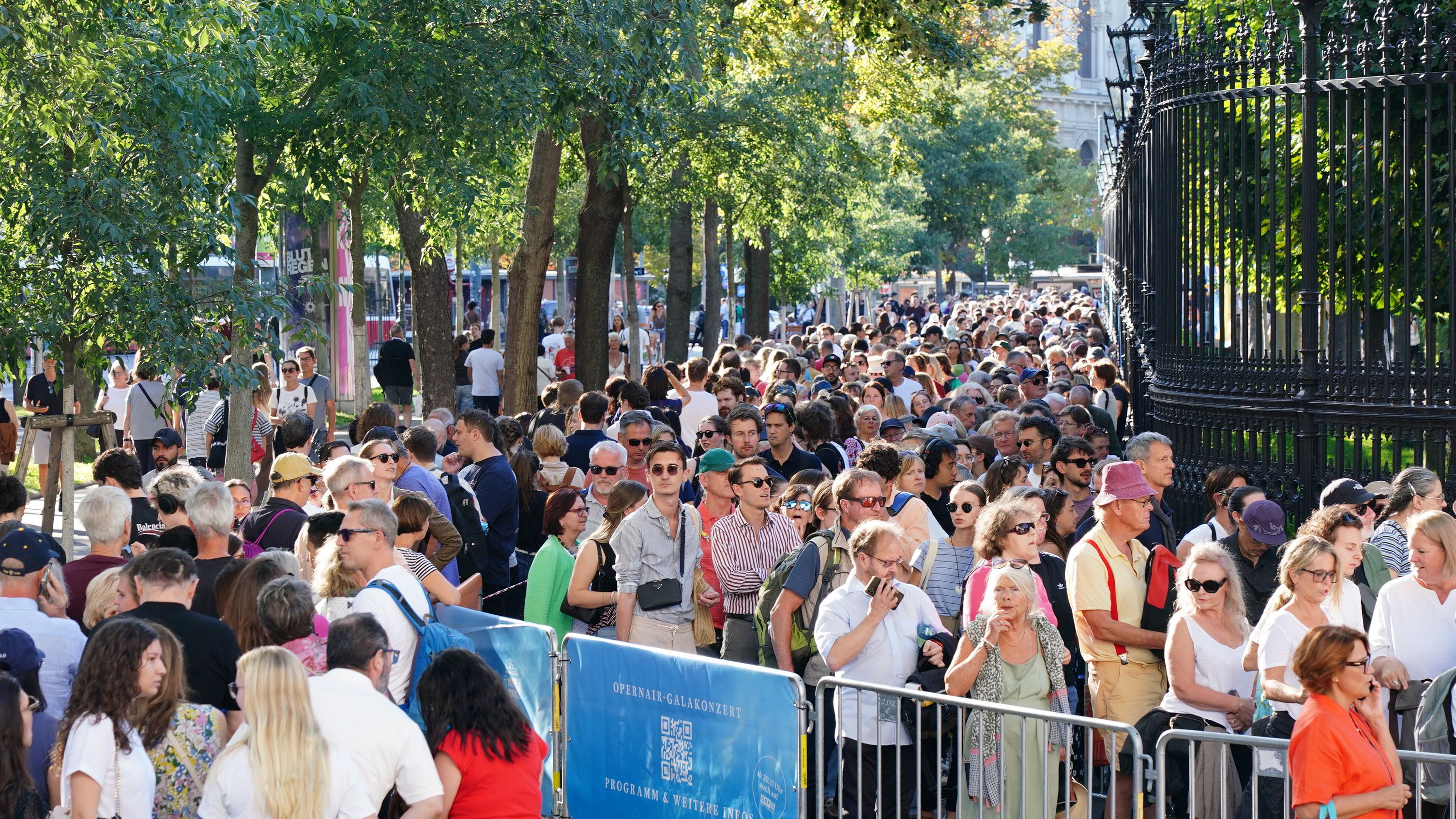 Lange Schlange vor dem Wiener Burggarten: Alle wollen zum Gratis Open-Air. 