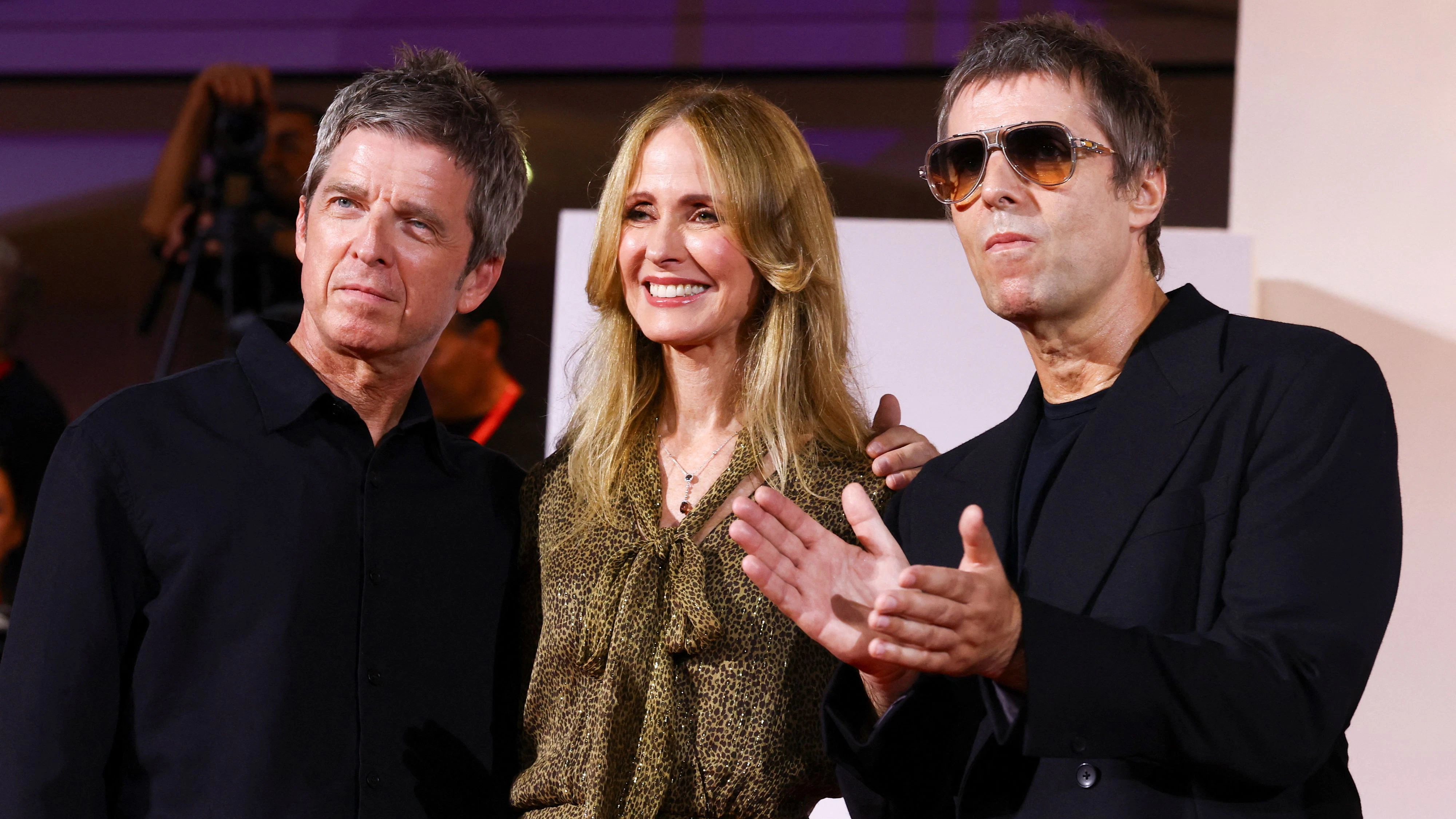 <strong>Liam Gallagher</strong> und <strong>Noel Gallagher</strong> mit der Präsidentin und Kreativchefin der Wald Disney Company <strong>Dana Walden</strong>.