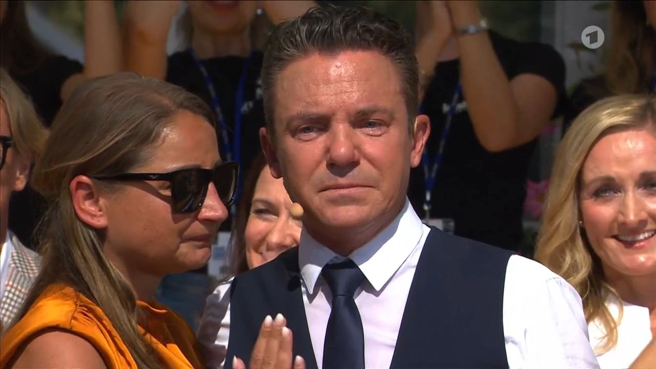 Schwerer Moment: Ein letztes Mal durfte Stefan Mross noch durch "Immer wieder sonntags" führen. Am Ende kullerten nicht nur bei ihm die Tränen.