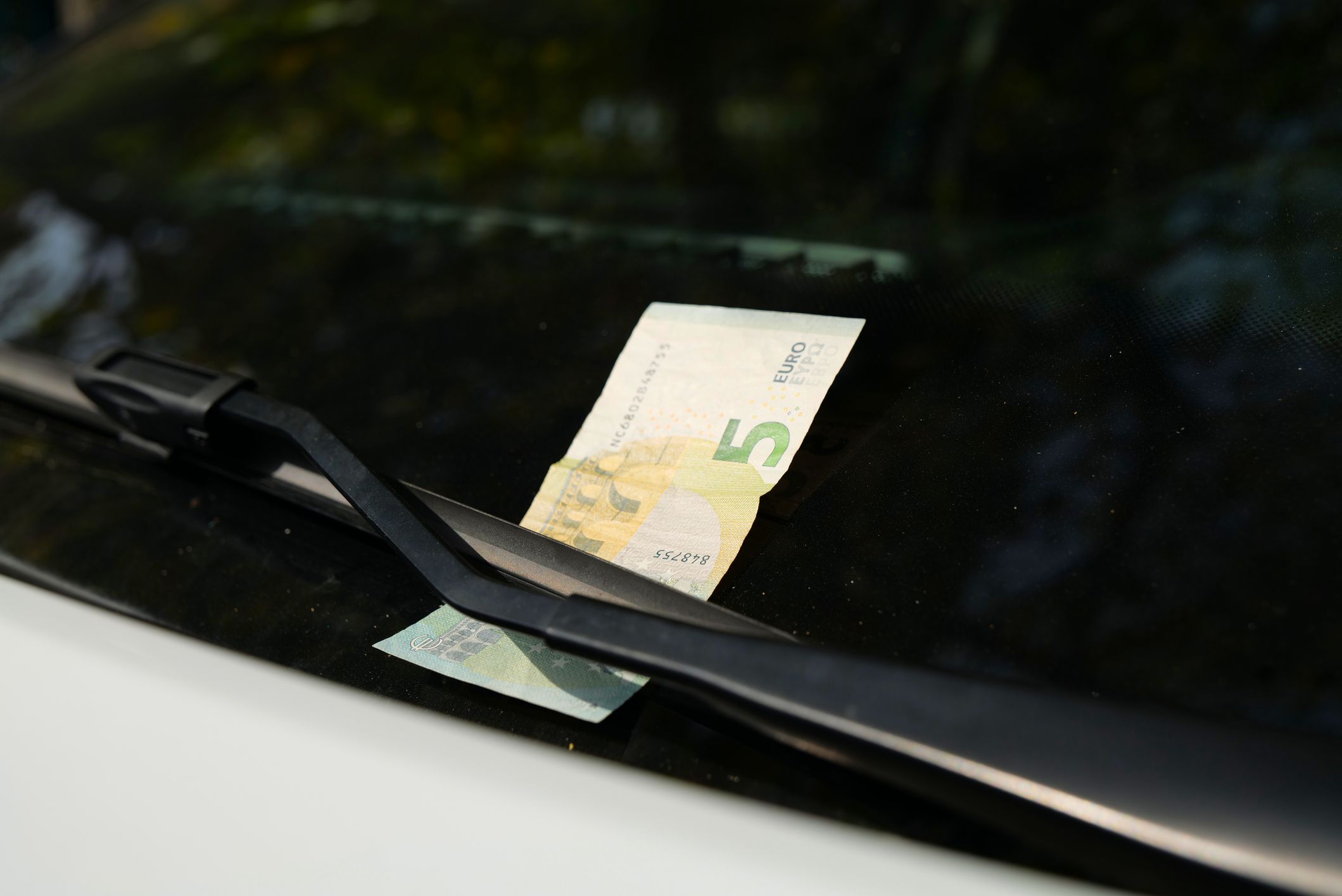 Bei Geldscheinen unter dem Scheibenwischer ist höchste Vorsicht geboten.