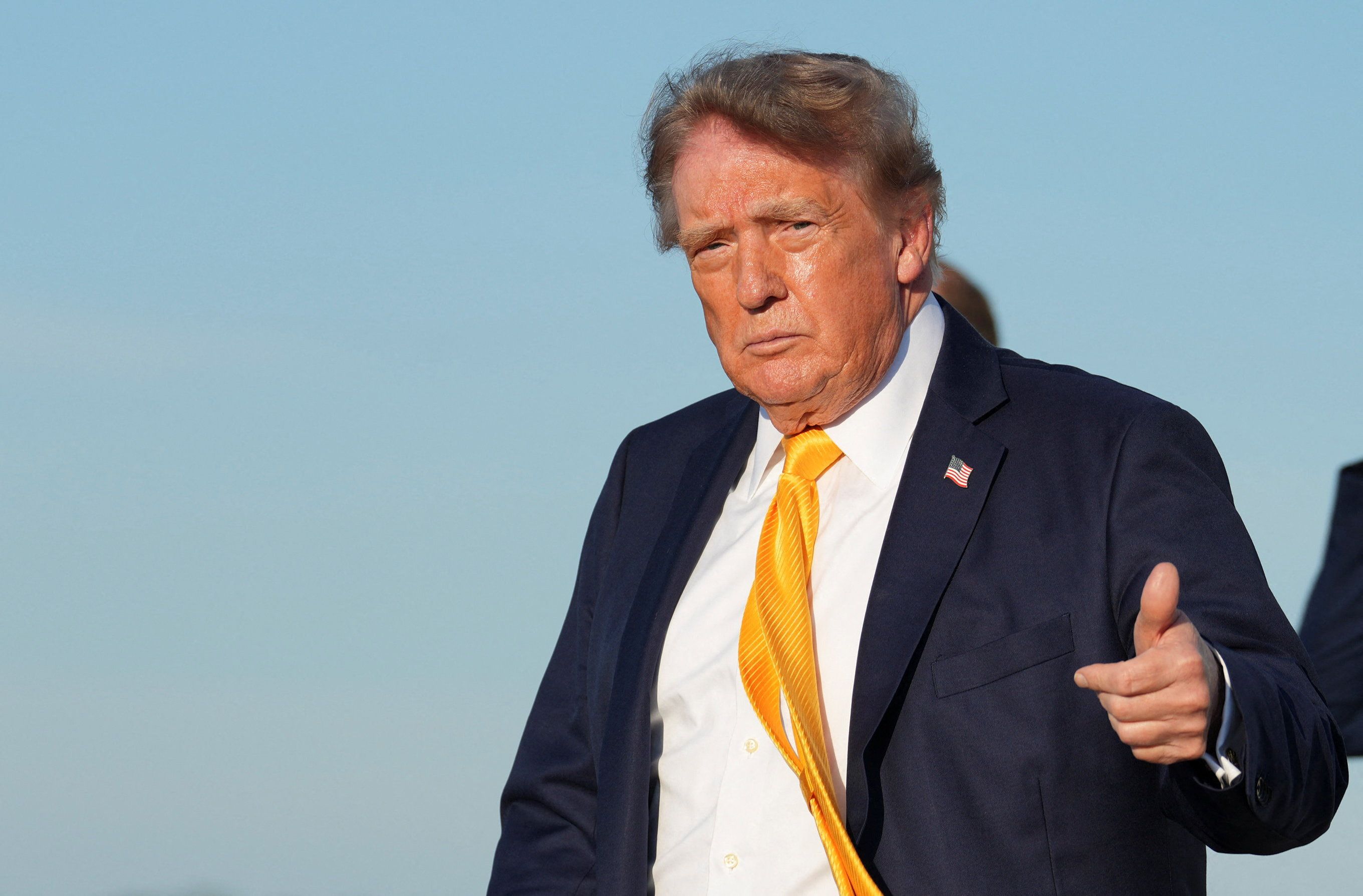 US-Präsident Donald Trump zeigt den Daumen nach oben, nachdem er am 4. September 2026 am Morristown Municipal Airport in Morristown, New Jersey (USA), aus der Air Force One ausgestiegen ist.