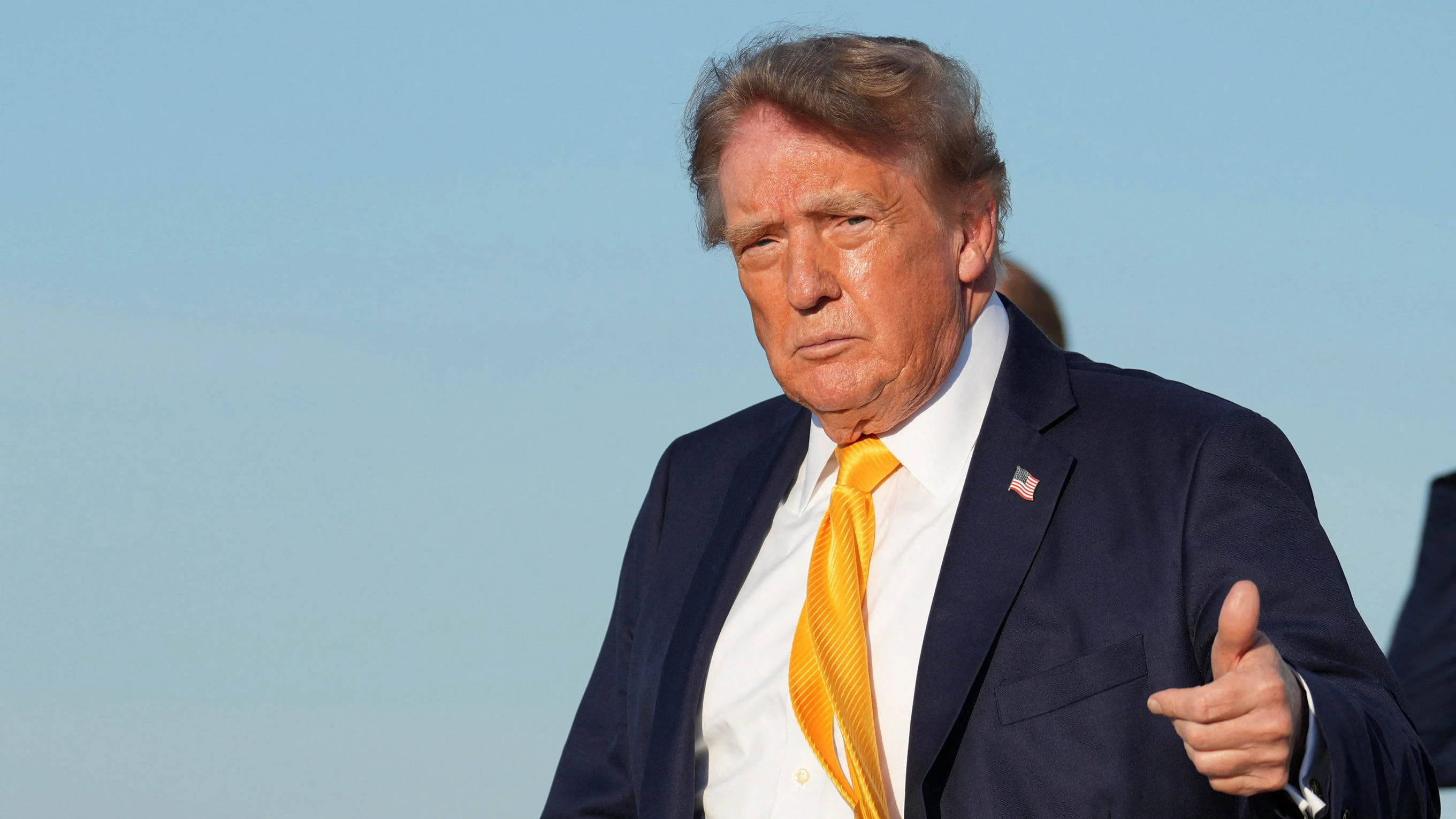 U.S. President Donald Trump gives a thumbs up after exiting Air Force One at Morristown Municipal Airport, in Morristown, New Jersey, U.S., September 4, 2026. REUTERS/Eric Lee