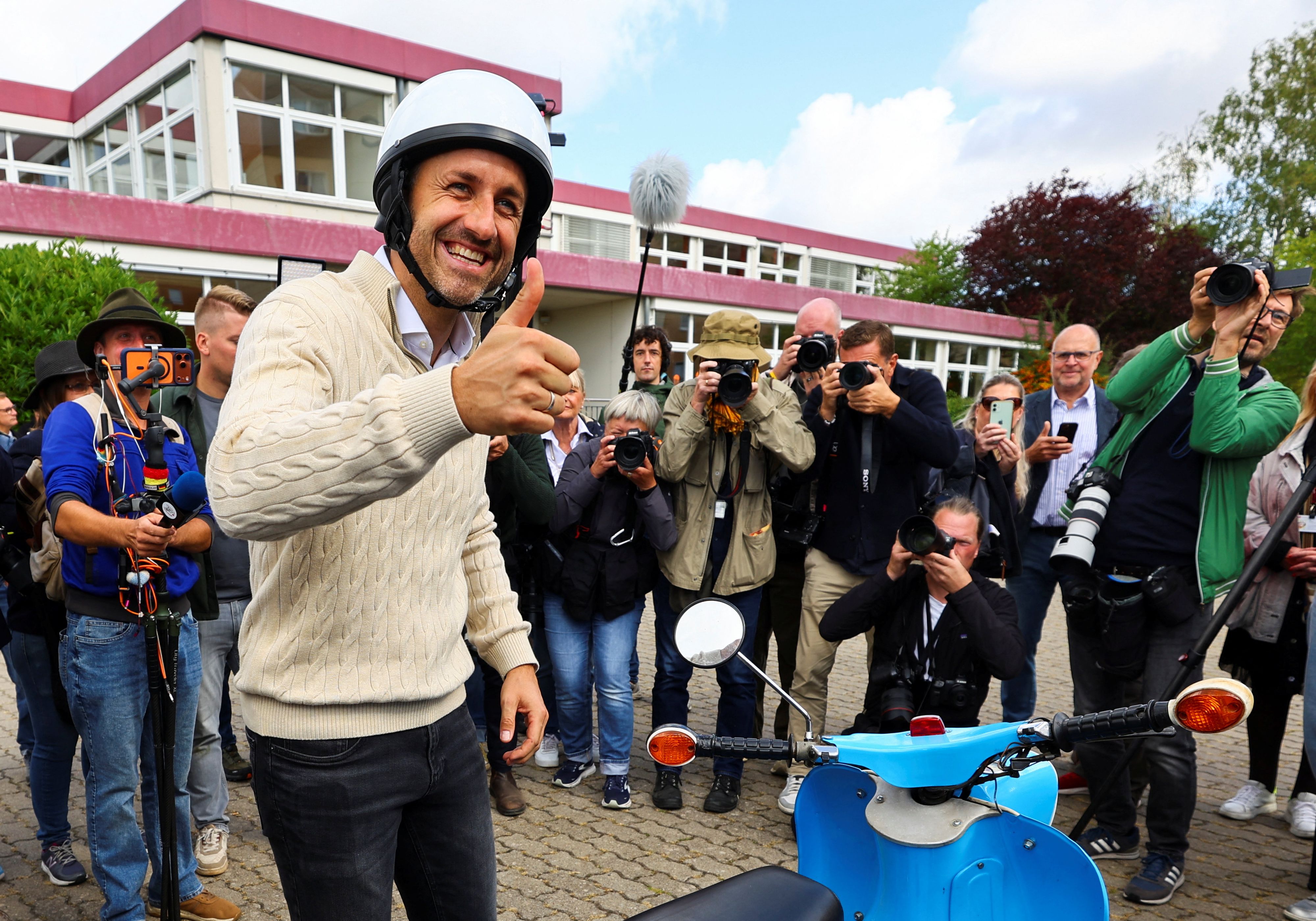 <strong>Ulrich Siegmund</strong> (AfD) kam mit dem blauen Motorroller zur Stimmabgabe in Tangermünde.