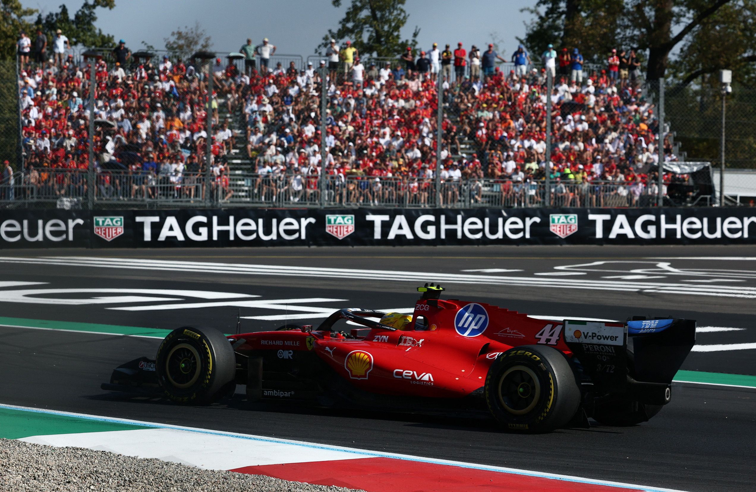 Heute.at - Ferrari-Desaster! Hamilton geht auf Leclerc los