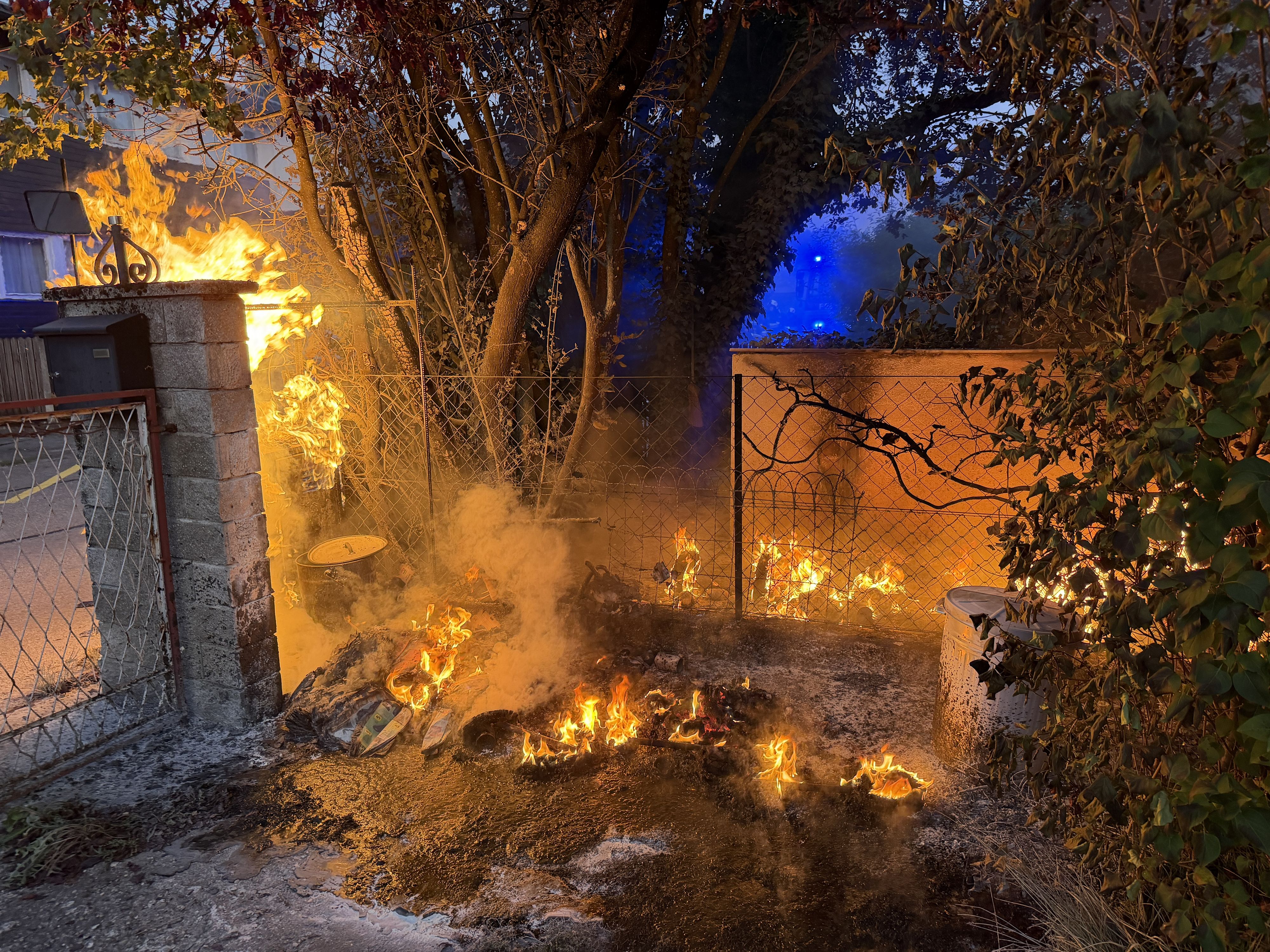 Ein Atemschutztrupp übernahm die Brandbekämpfung.