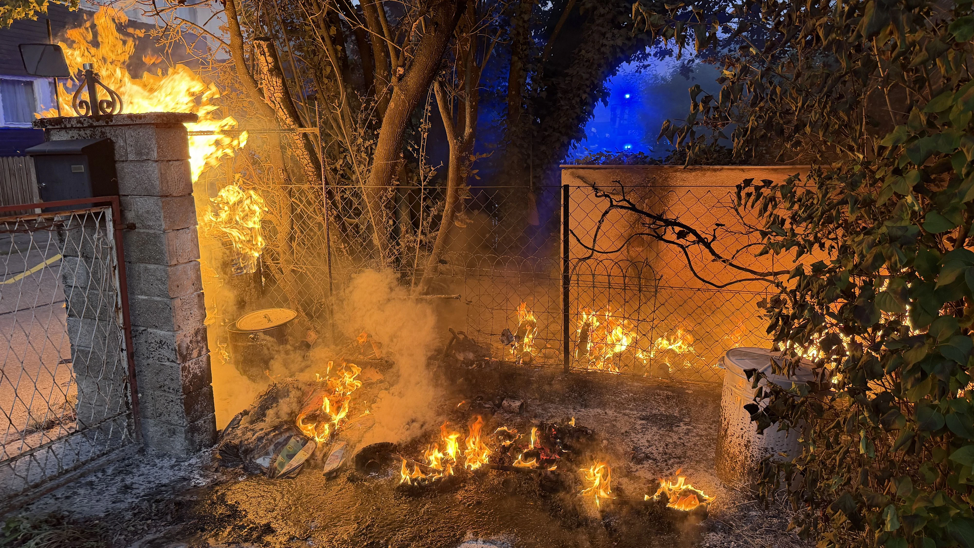 Ein Atemschutztrupp übernahm die Brandbekämpfung.