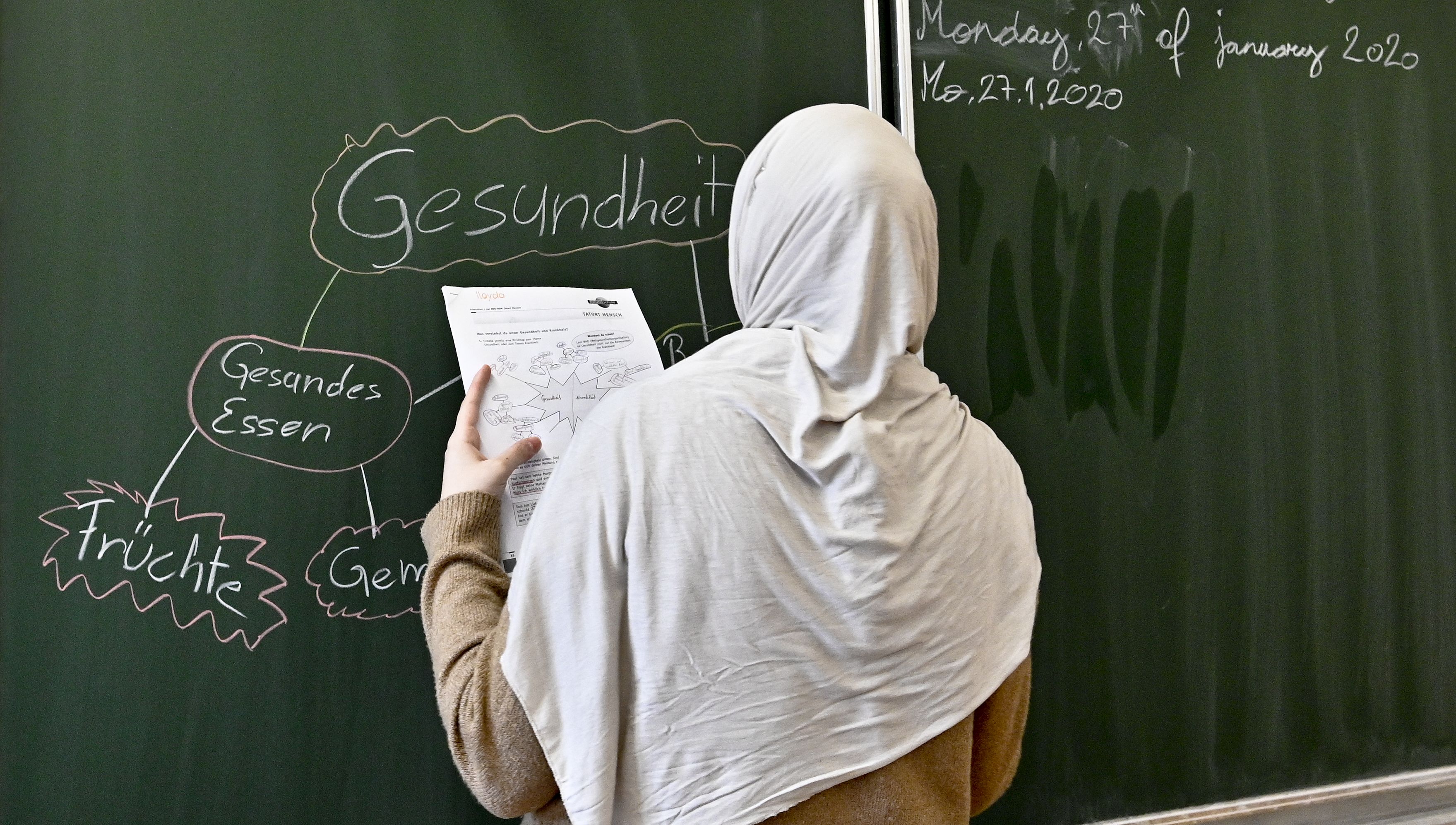 Islamische Vereine wollen das Kopftuchverbot an Schulen umgehen.
