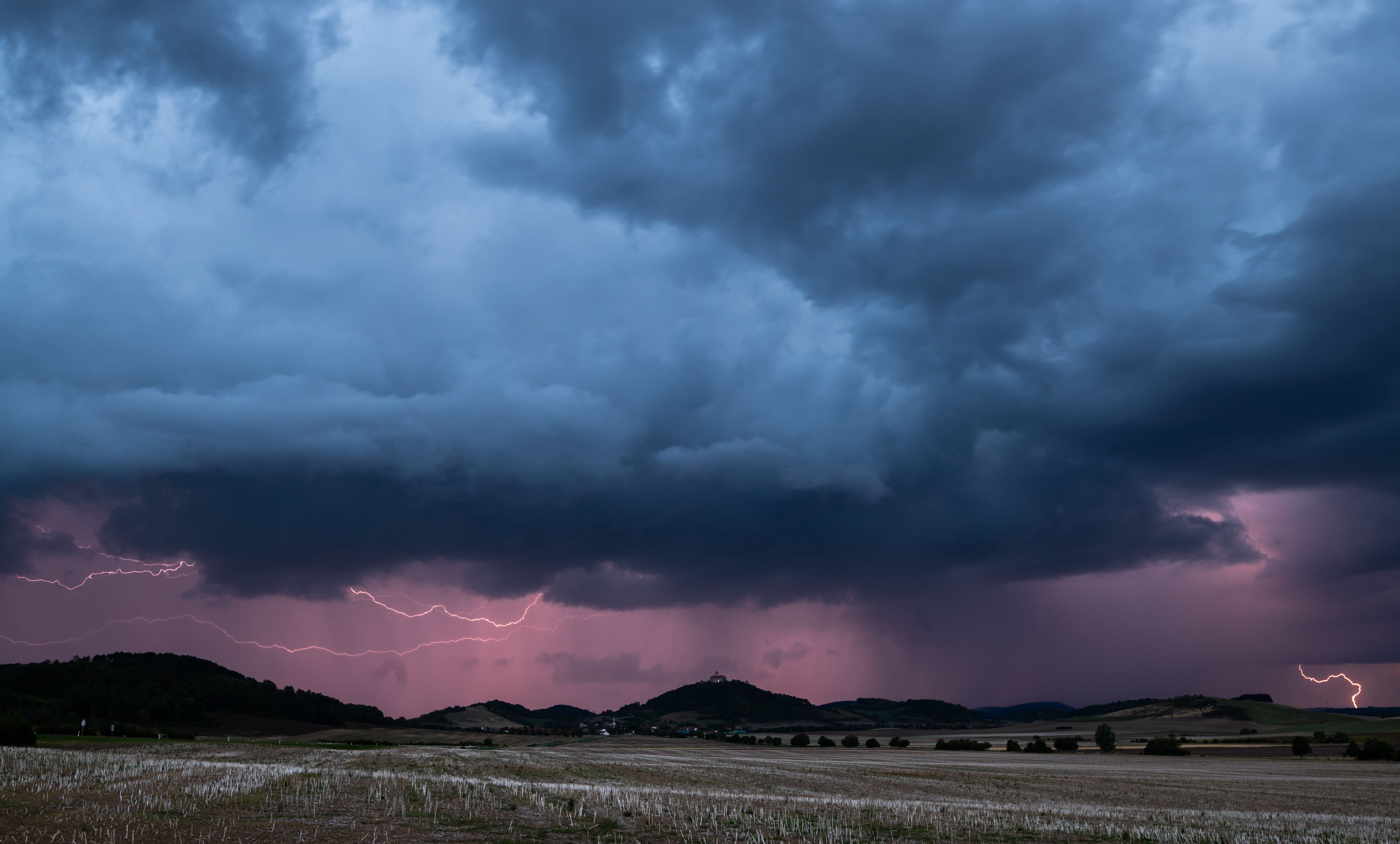 Heute.at - Kaltfront bringt jetzt Temperatursturz nach Österreich