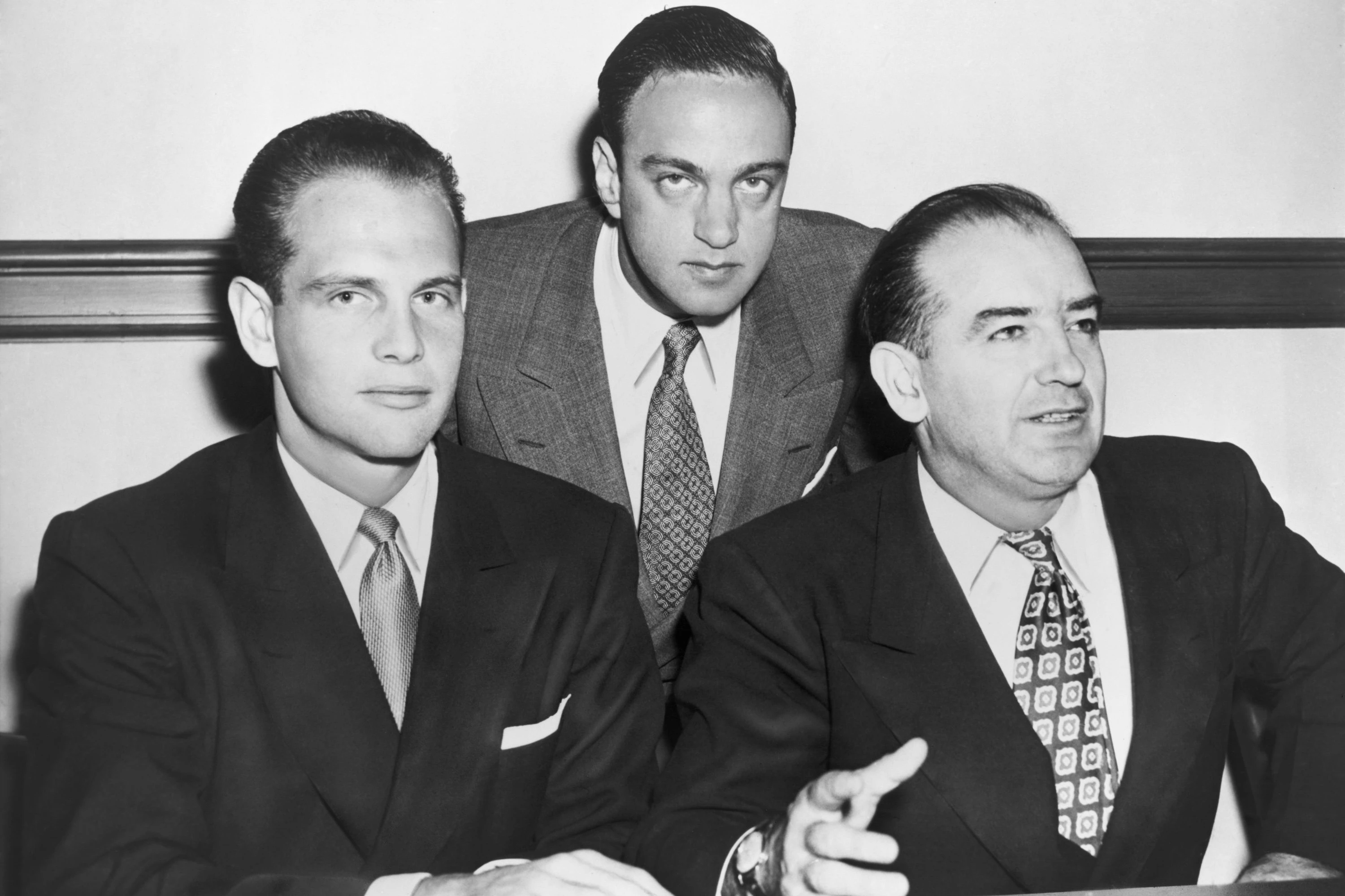 Roy Cohn (Mitte) mit Senator Joseph McCarthy (r.) und dem Soldaten David Schine, mit dem Cohn damals angeblich ein Verhältnis hatte