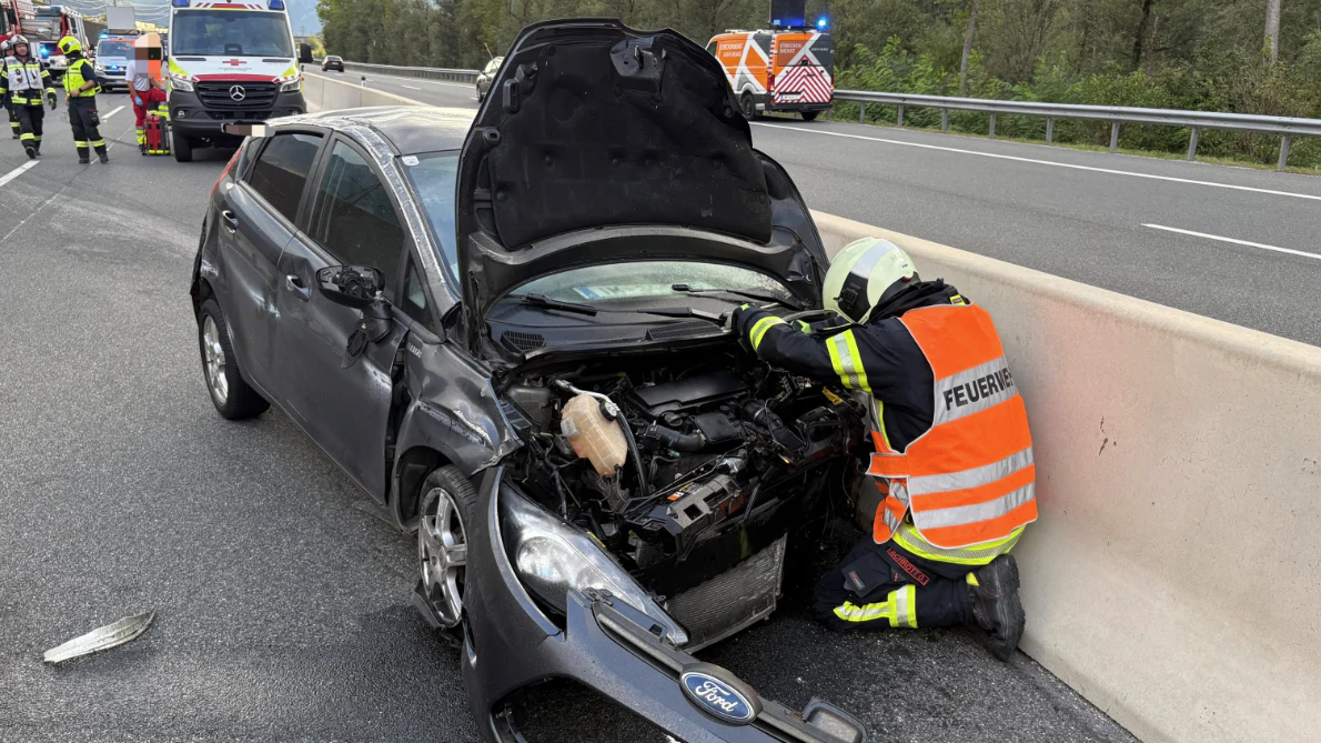 Das Auto wurde bei dem Unfall auf der A12 schwer beschädigt.