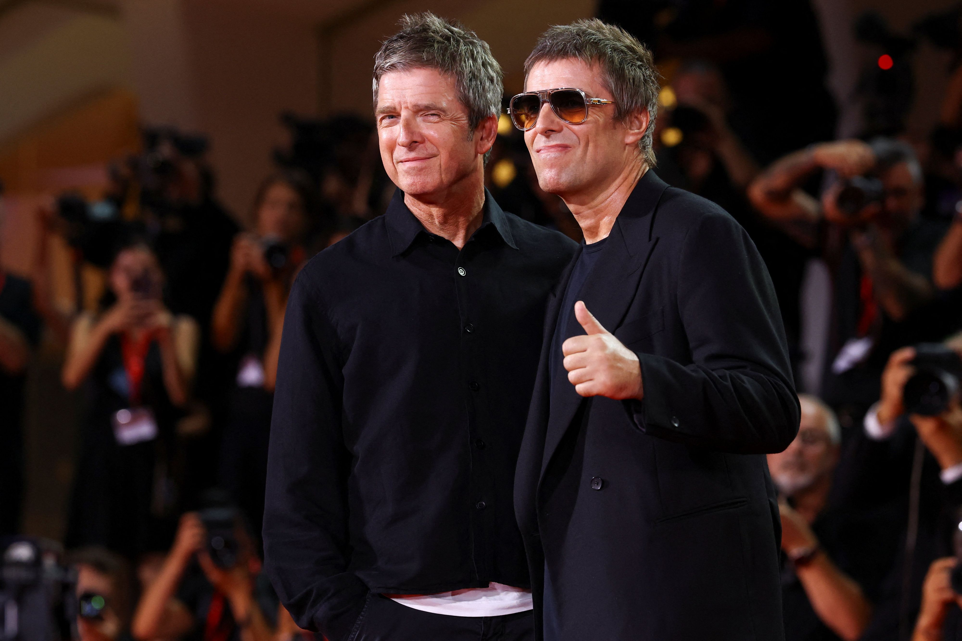 <strong>Liam Gallagher</strong> and <strong>Noel Gallagher</strong> (li.) posieren gemeinsam (!) am roten Teppich bei der Premiere ihres Films 