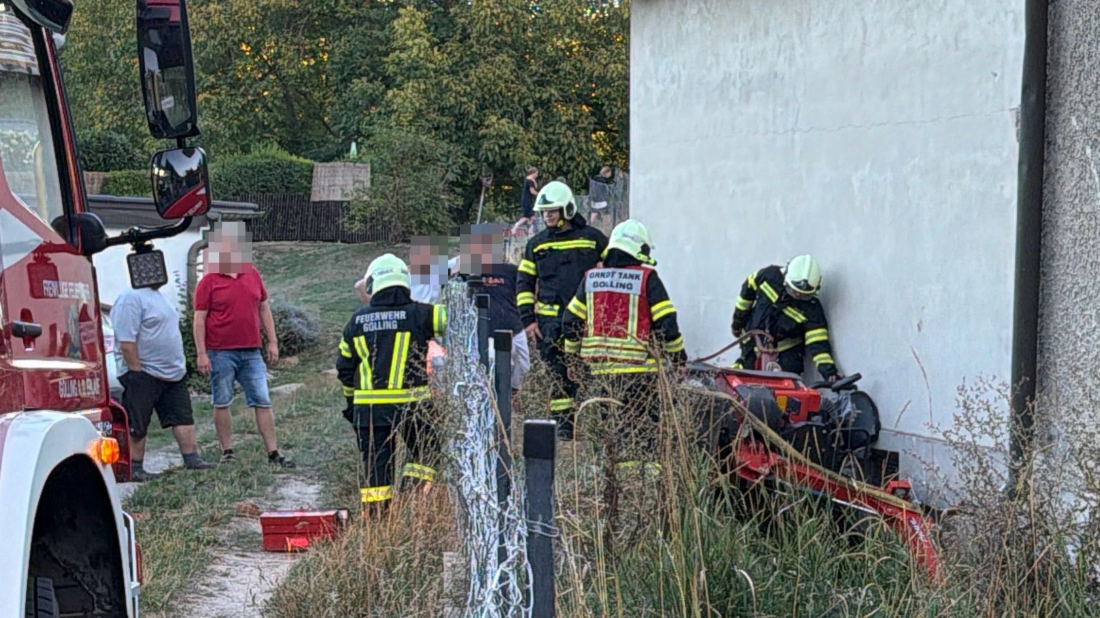 Der Bagger kippte vollständig auf die Seite und stürzte gegen eine Hausmauer.