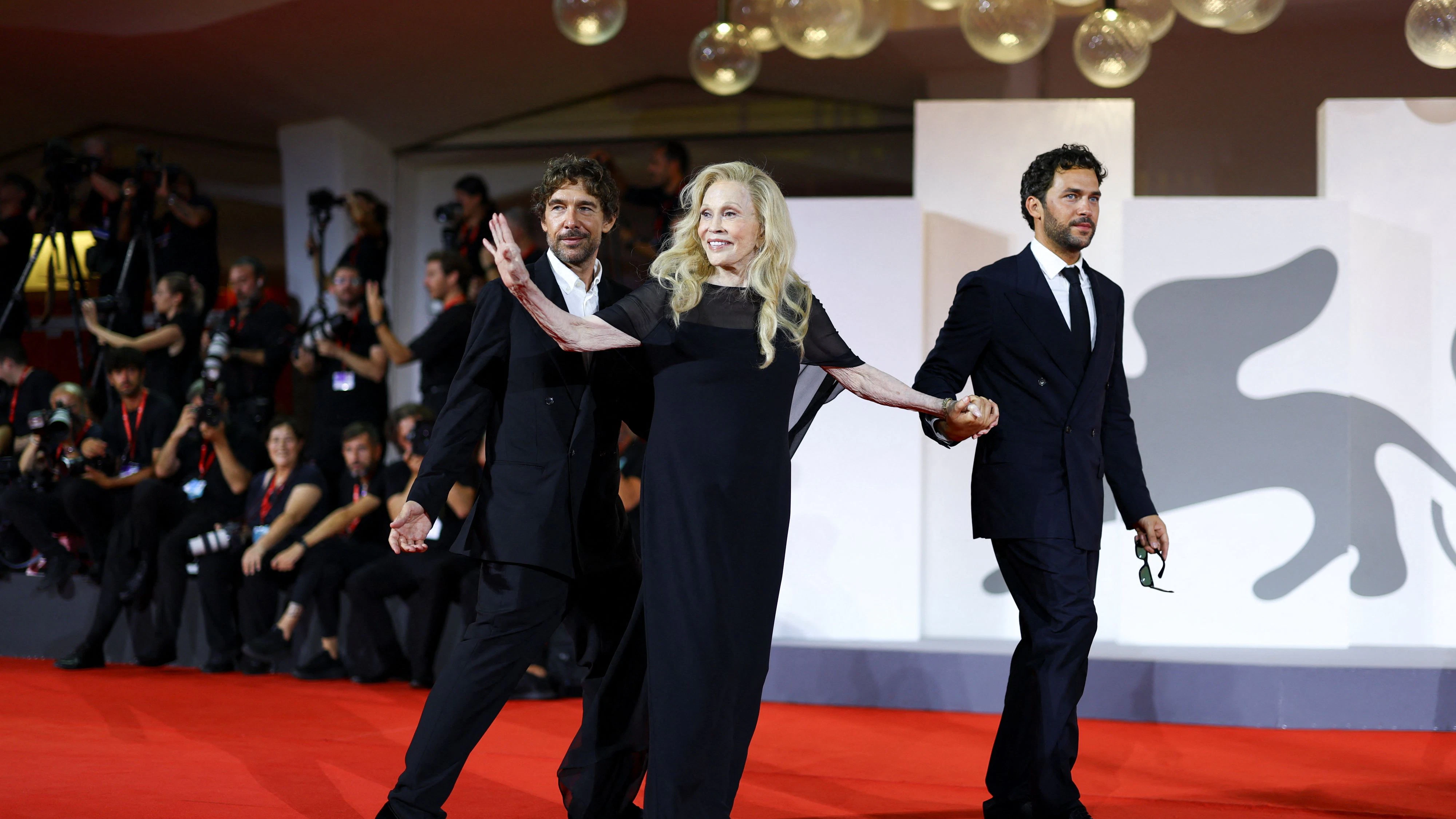 <strong>Faye Dunaway</strong> stahl am roten Teppich allen die Show.