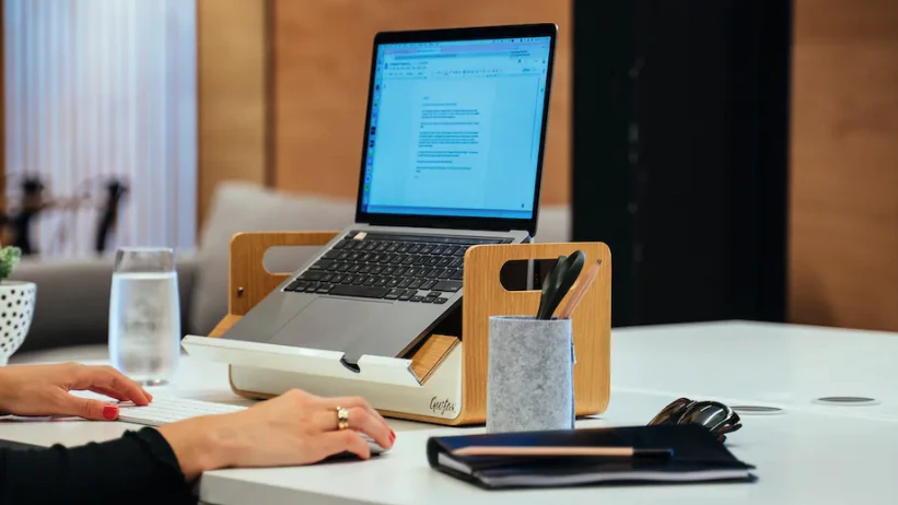Der Original Gustav mit inkludiertem Laptop-Ständer im Einsatz.