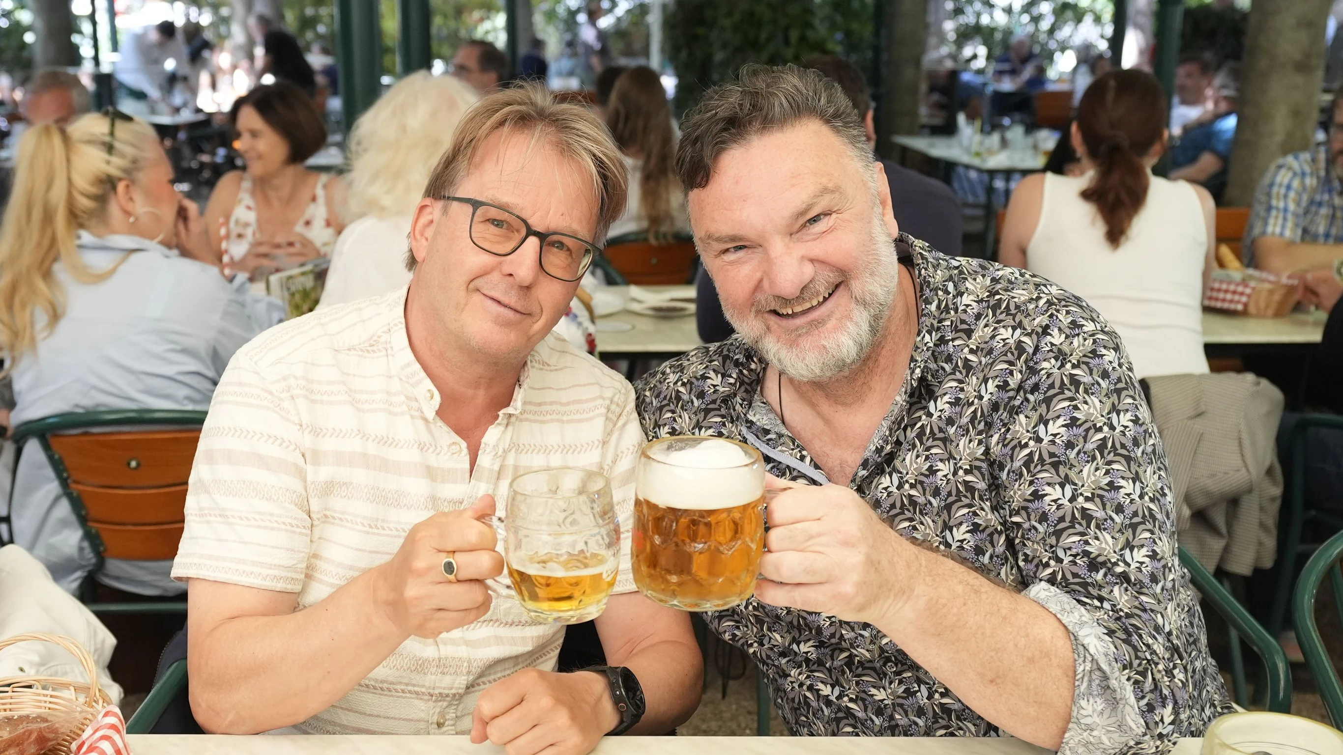 Serge Falck kam, um auf Martin Leutgeb anzustoßen 