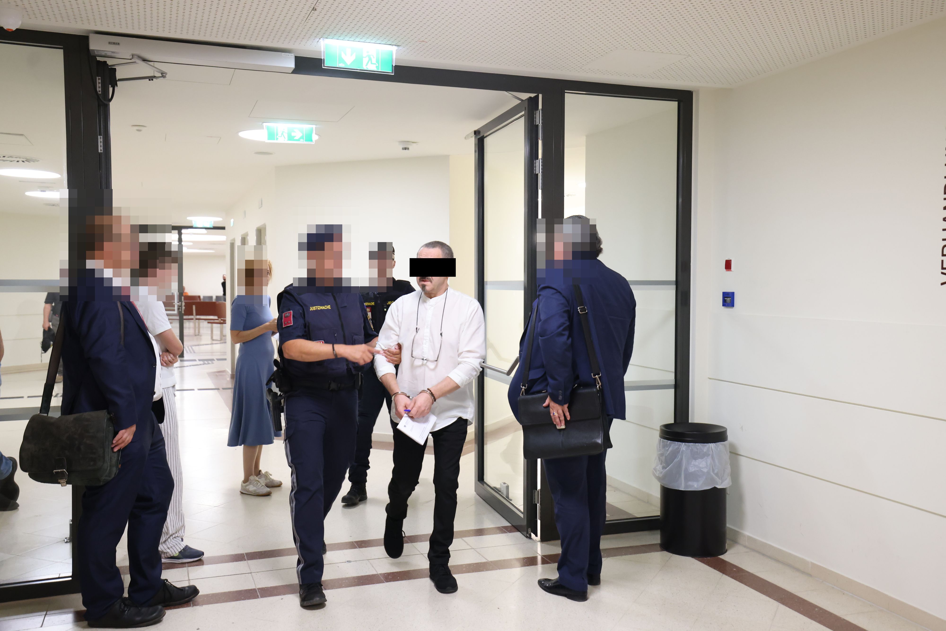 Der Angeklagte in Handschellen und mit seiner Lesebrille – er bereute seine Tat, kassierte 10 Jahre fest.