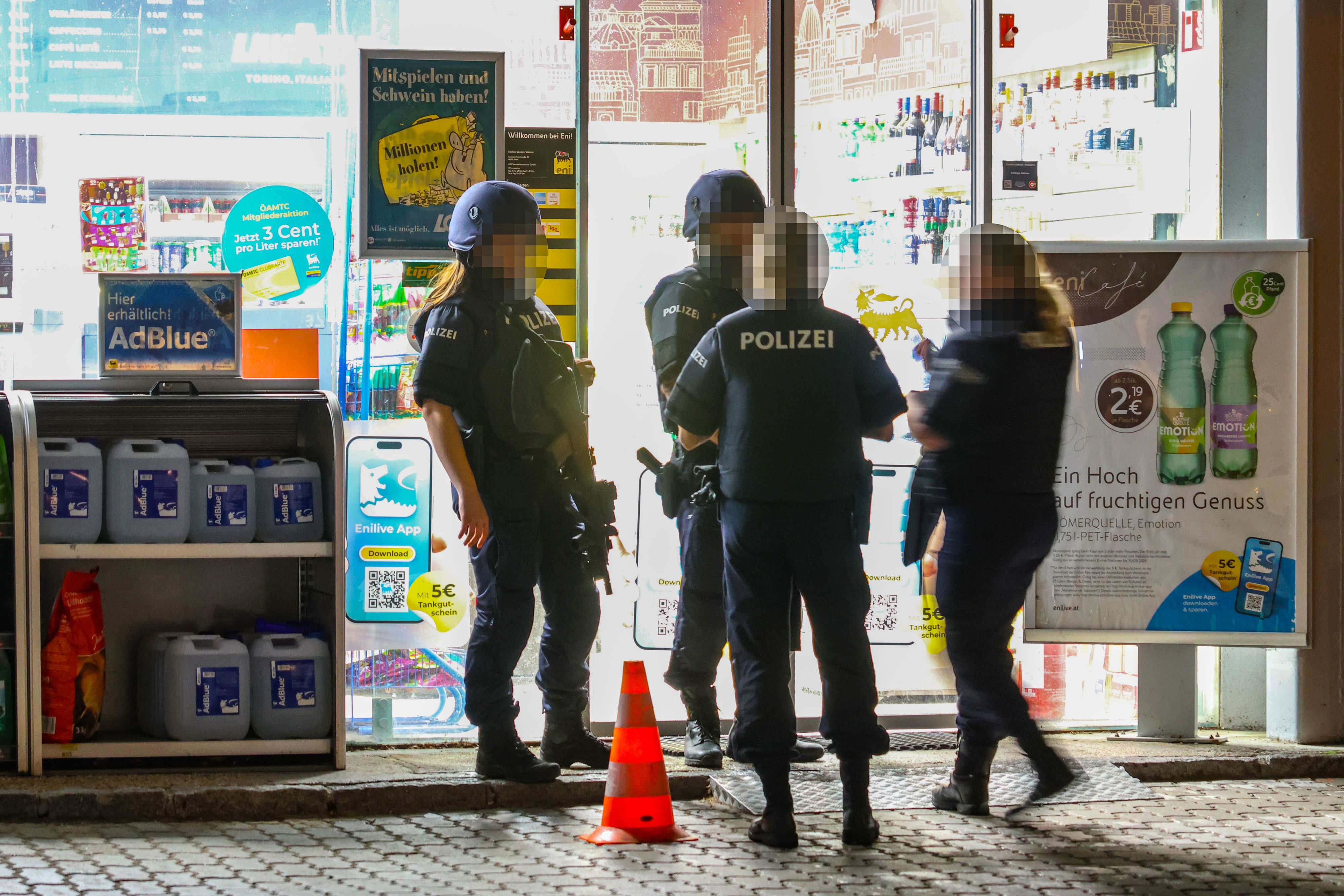 Heute.at - Fahndung läuft – Pistolen-Mann raubt Tankstelle aus