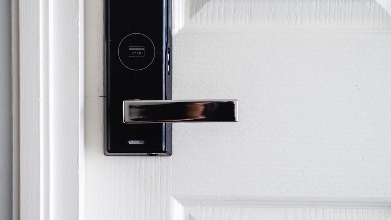 Smart Home Haustürschloss mit Sicherheitskontrolle