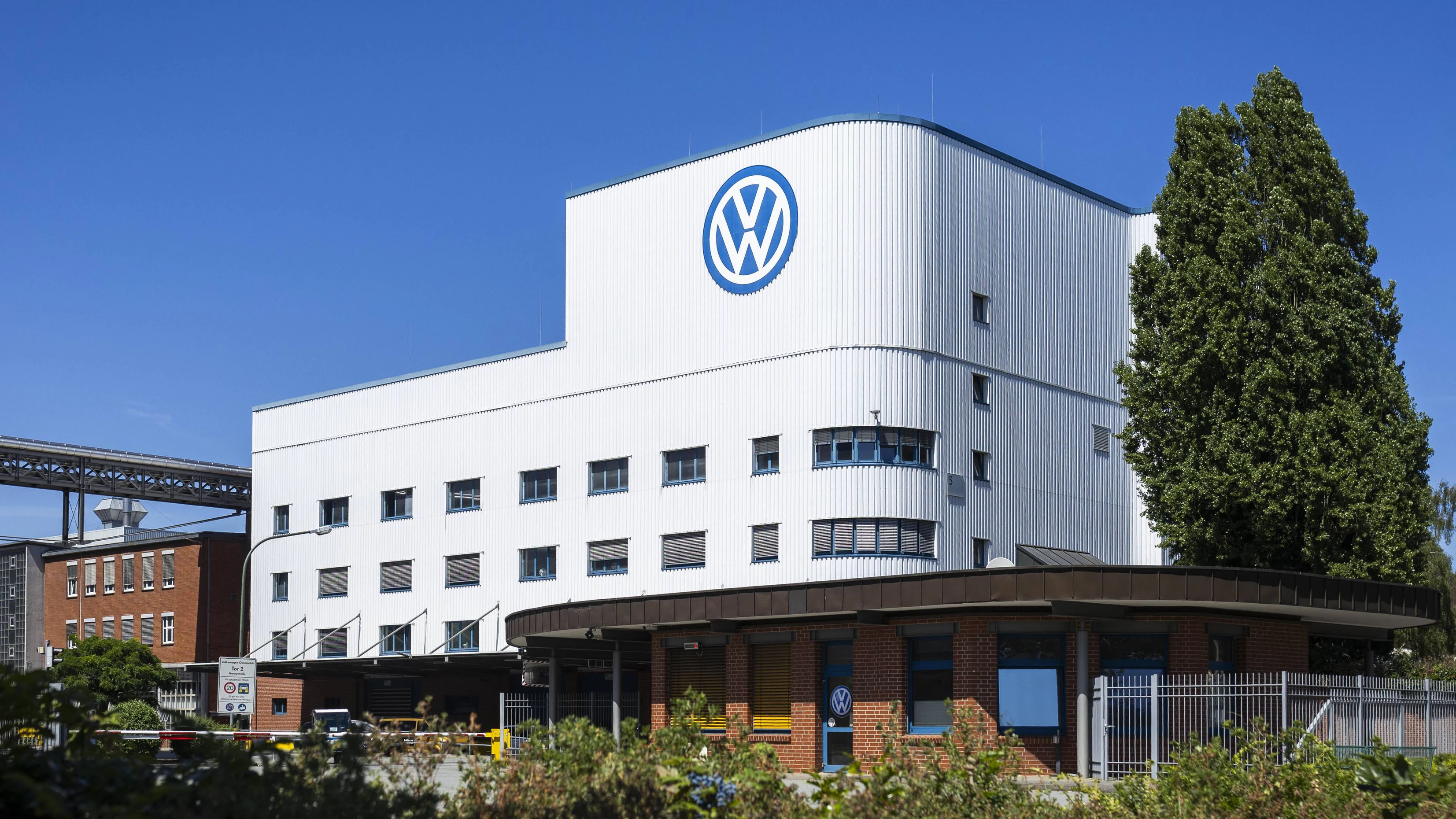 VW-Werk in Osnabrück bei Sonne und blauem Himmel. 11.07.2026 Symbolbild VW Osnabrück *** VW Plant in Osnabrück under sunny skies and blue skies, July 11, 2026. Stock photo: VW Osnabrück